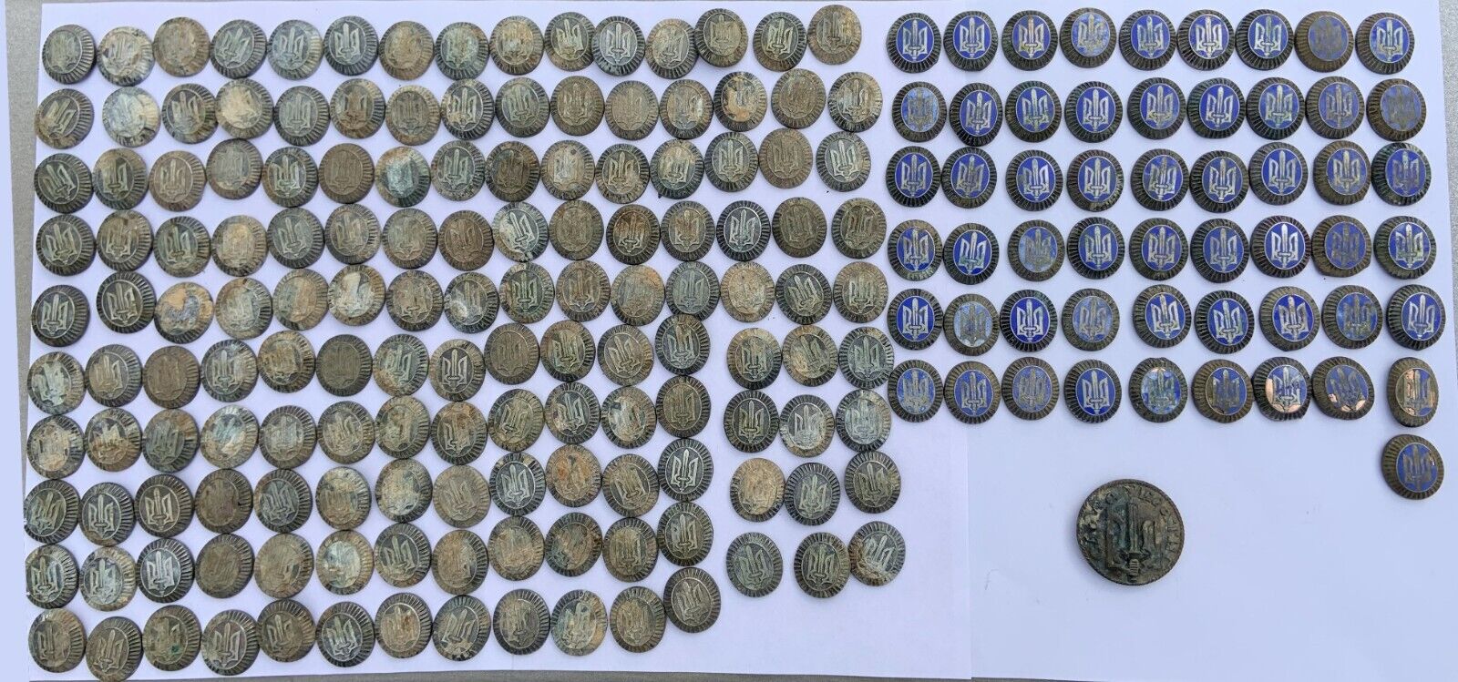 Lot of 202 cockades and ONE RARE Badge Ukrainian Nationalist Legion BBH 1939