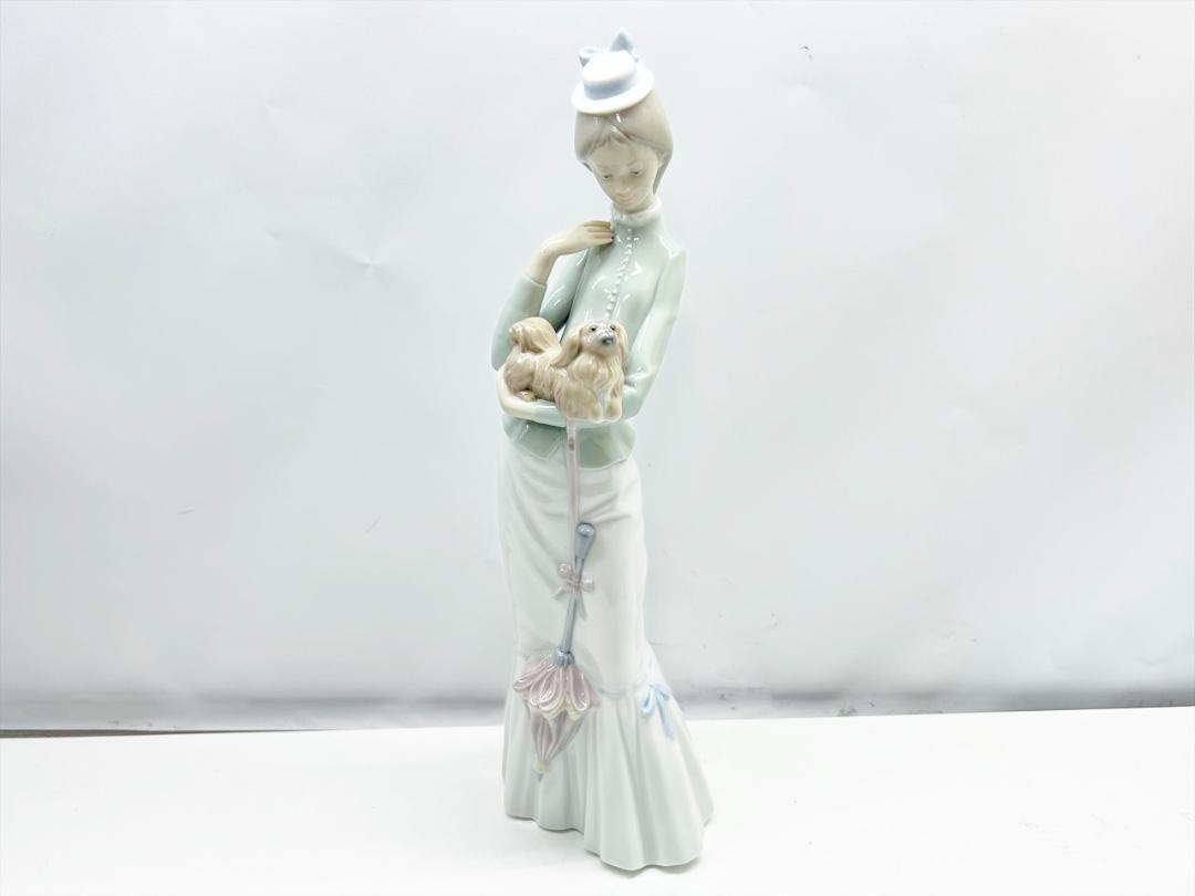 No Signs Of Use Lladró 4893 Lady Holding A Puppy Figurine Dog