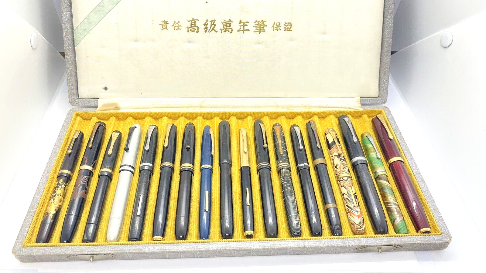 FANTASTIC COLLECTION OF 18 VINTAGE JAPANESE FOUNTAIN PENS, IN SALESMAN BOX, OC