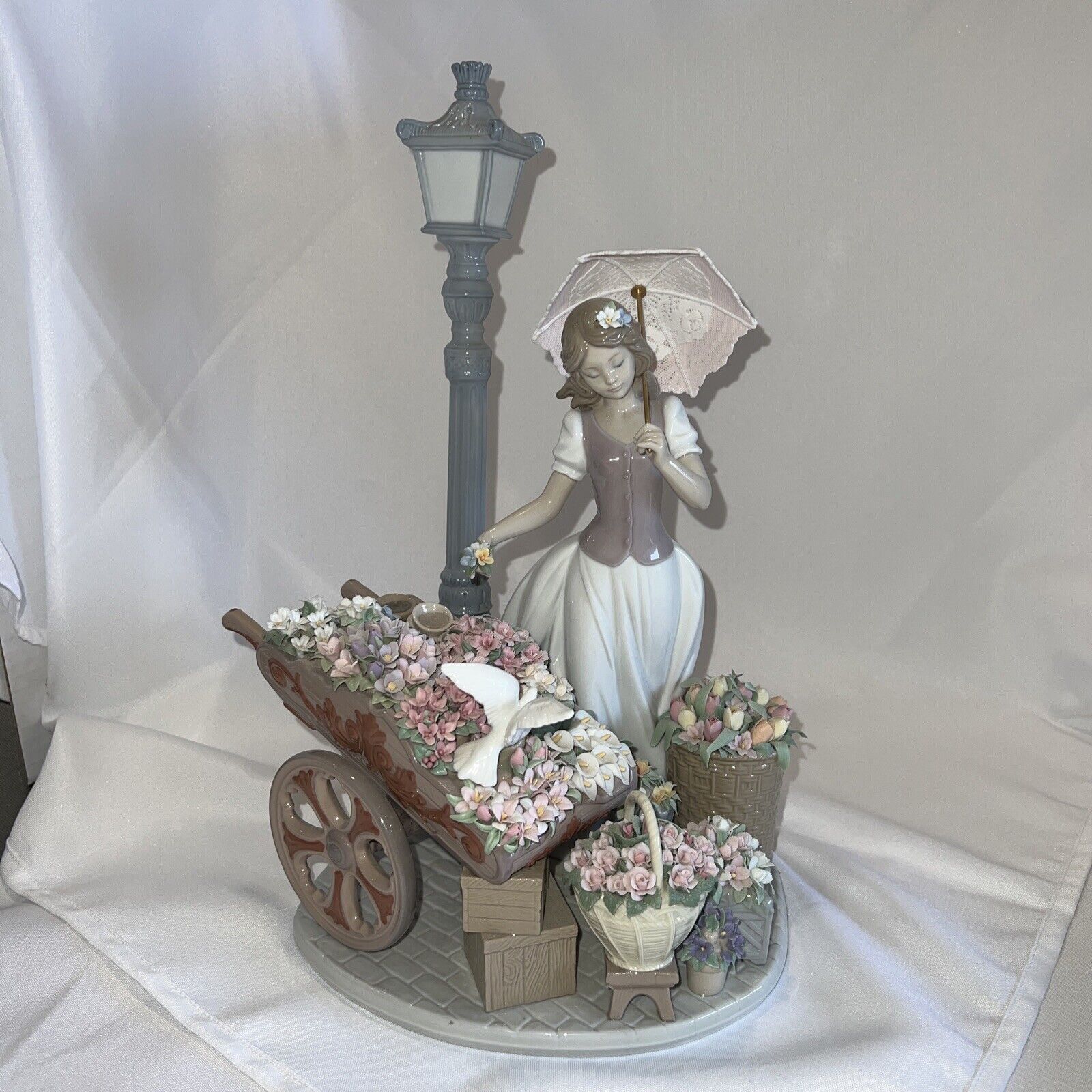 LLadro Flowers For Everyone figurine 01006809 Lladro Girl With Flowers Rare