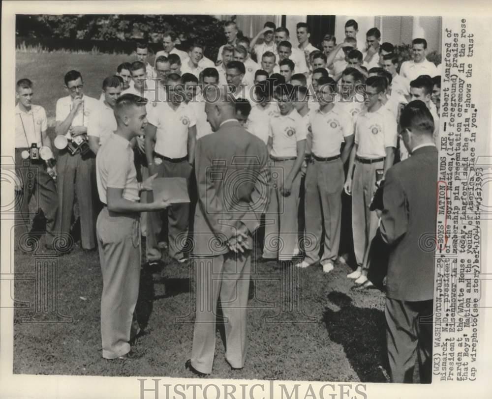1953 Press Photo Robert Langford President of Boys' Nation presents pin