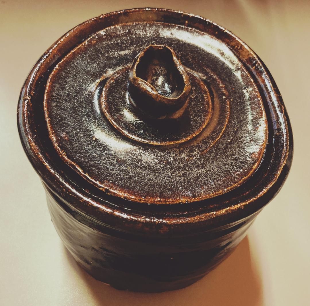 Okuiso Takaku iron glaze Mino ware jug with replacement lid genuine work