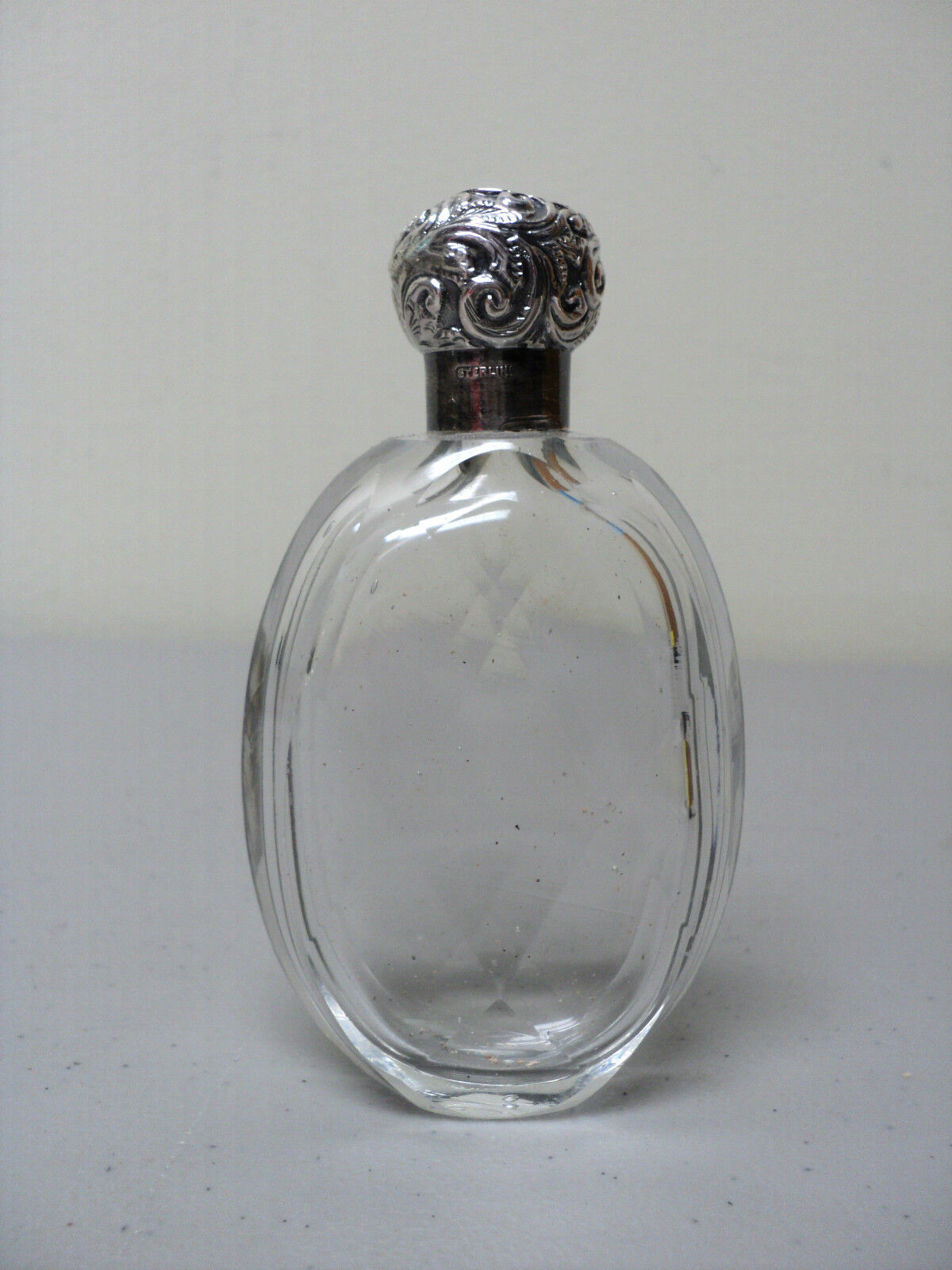 ENGLISH CUT CRYSTAL LAY-DOWN SCENT BOTTLE, STERLING SILVER TOP, c. 1887-1888