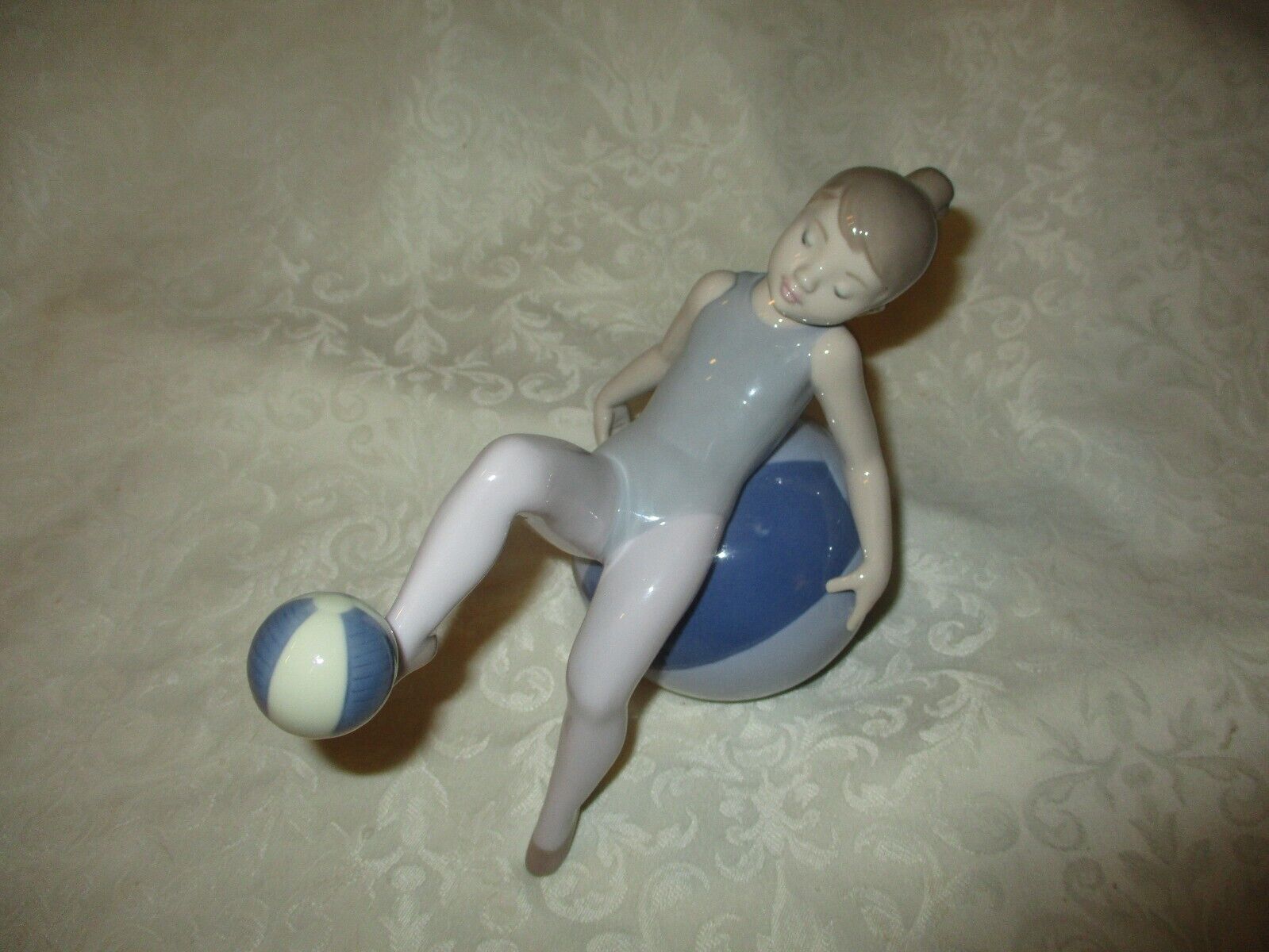 Lladro Daisa NAO 1422 Retired and Extremely RARE 2002 Girl with Beachballs F-150