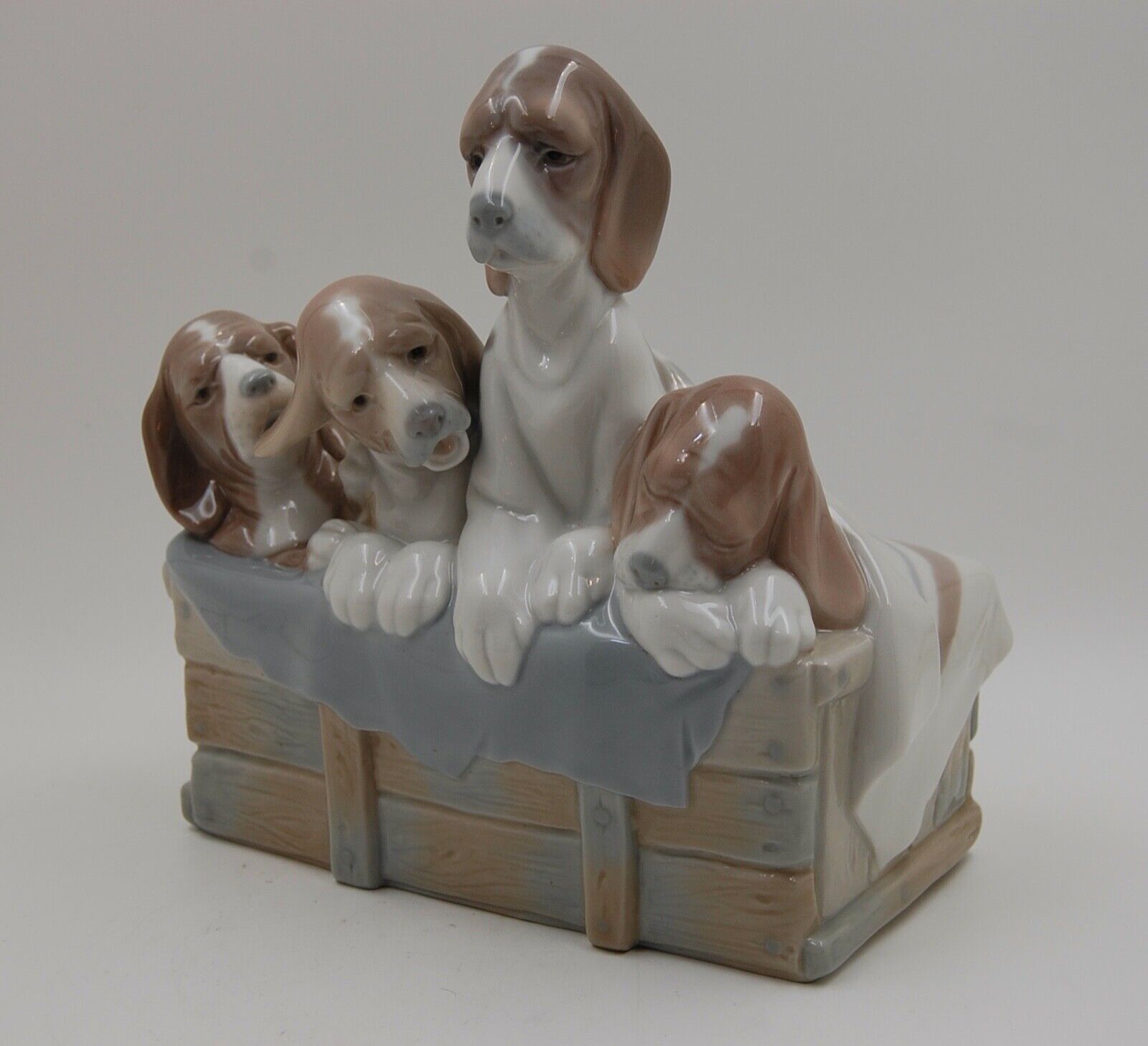 LLADRO 4 BEAGLE PUPPIES DOGS IN A BASKET ...RETIRED in1978