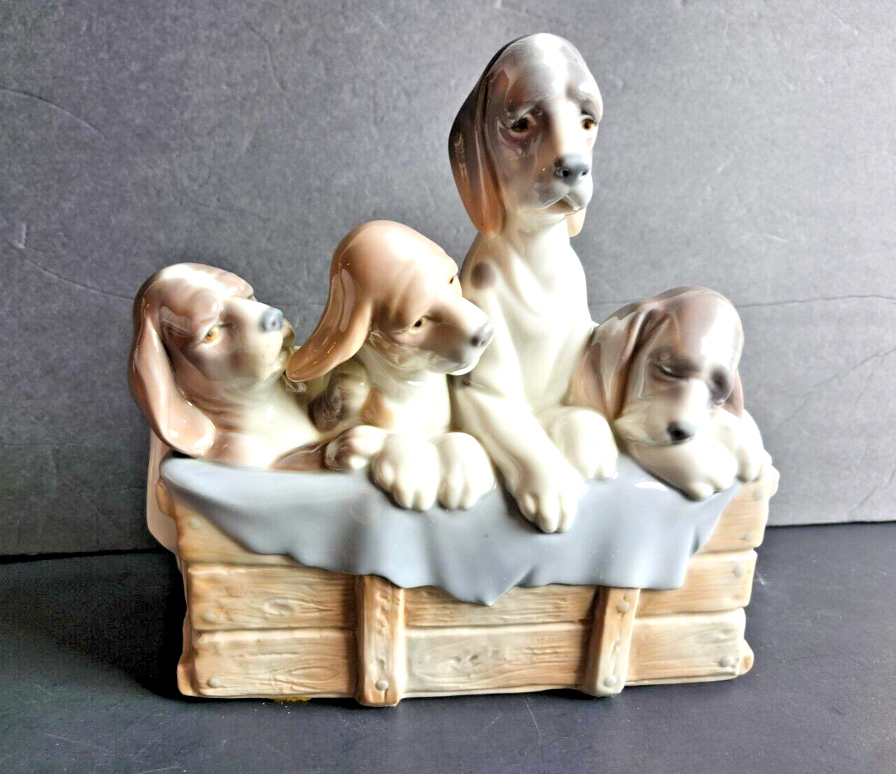 Vintage Lladro Four Beagle Puppies Dogs In Basket With Blanket # 0131 Retired