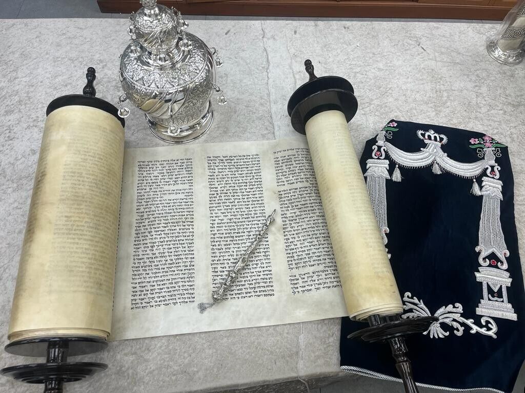 Kosher Torah scroll admor hazaken chabad 48 cm used Jewish Judaica gift sku 25