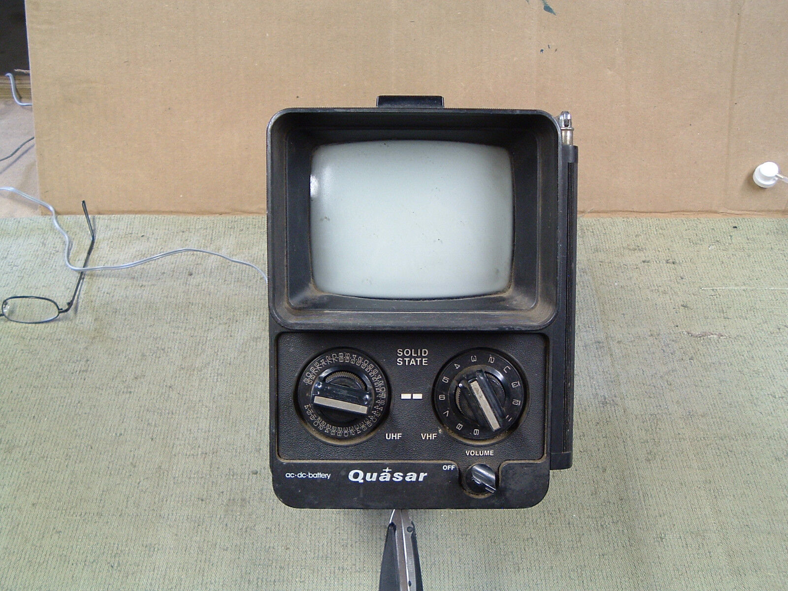 VINTAGE QUASAR SOLID STATE PORTABLE TV / DATED JULY 1978