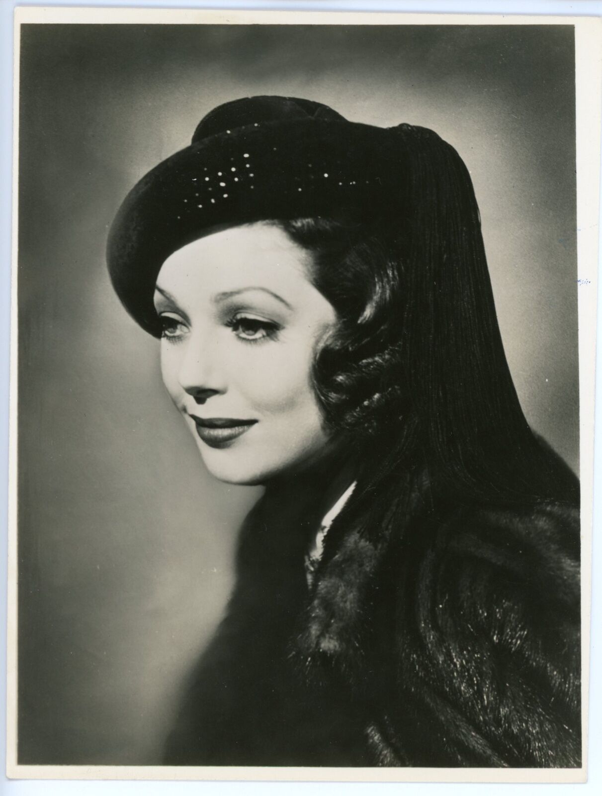 LORETTA YOUNG – BEAUTIFUL PORTRAIT – ORIGINAL 1940s PRESS PHOTO – NEAR MINT