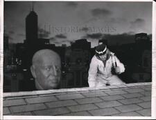 1958 Press Photo Bust of John Wannamaker peers in Merchandise Hart Plaze picture