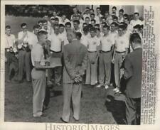 1953 Press Photo Robert Langford President of Boys' Nation presents pin picture