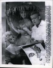 1962 Press Photo Hollywood Barry Ashton & models Shari Martel, Norma Waterman picture