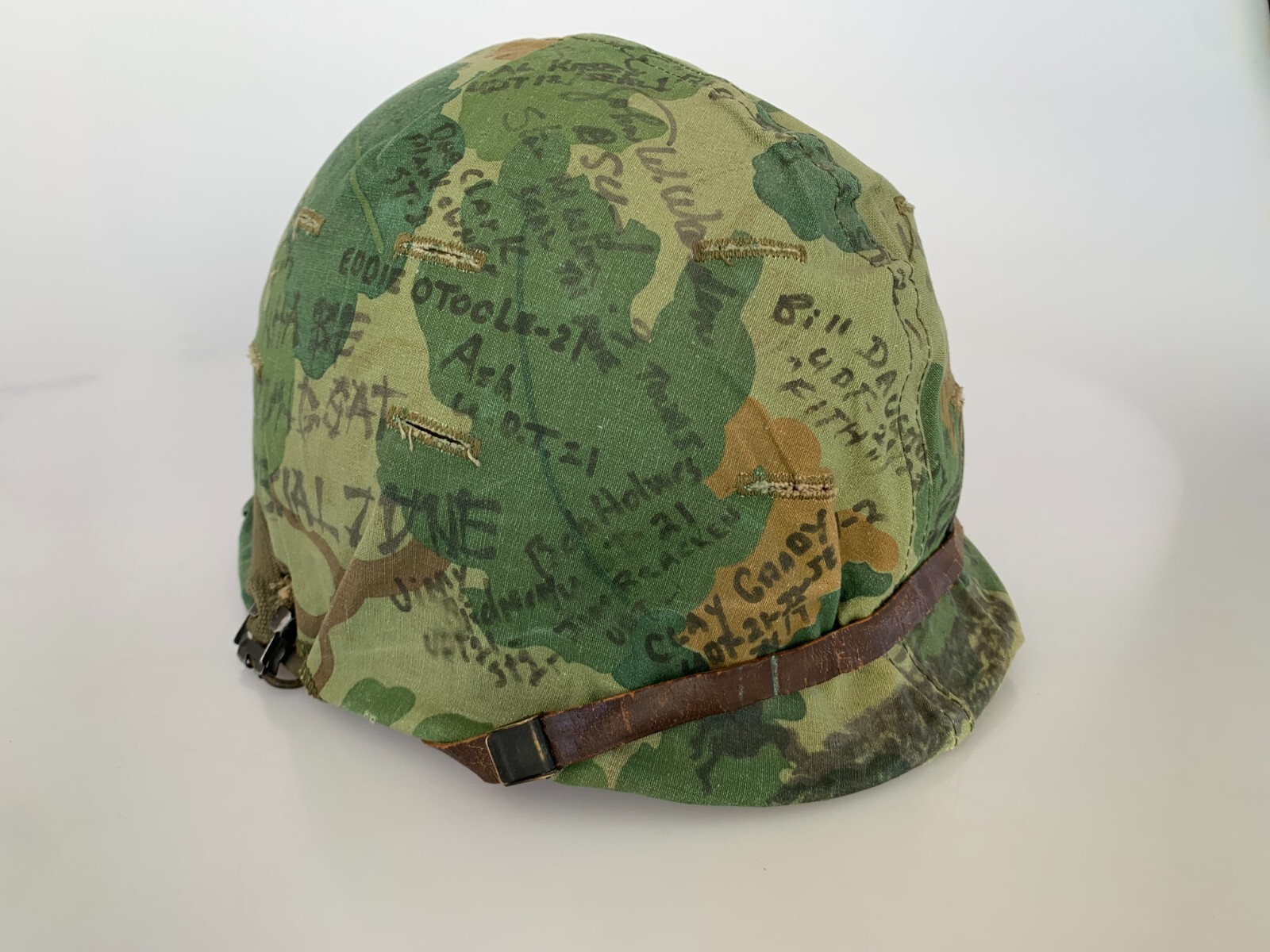 AMAZING Old M1 Helmet Signed Graffity UDT SEAL Marcinko Vietnam Veterans US Navy AMAZING Old M1 Helmet Signed Graffity UDT SEAL Marcinko Vietnam Veterans US Navy