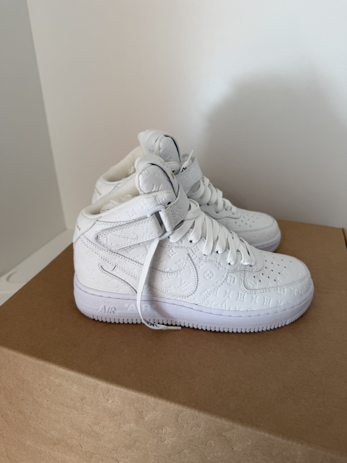 Louis Vuitton X Nike Air Force 1 Mid Sneakers BNWT W Receipt Triple White 6.5US Louis Vuitton X Nike Air Force 1 Mid Sneakers BNWT W Receipt Triple White 6.5US