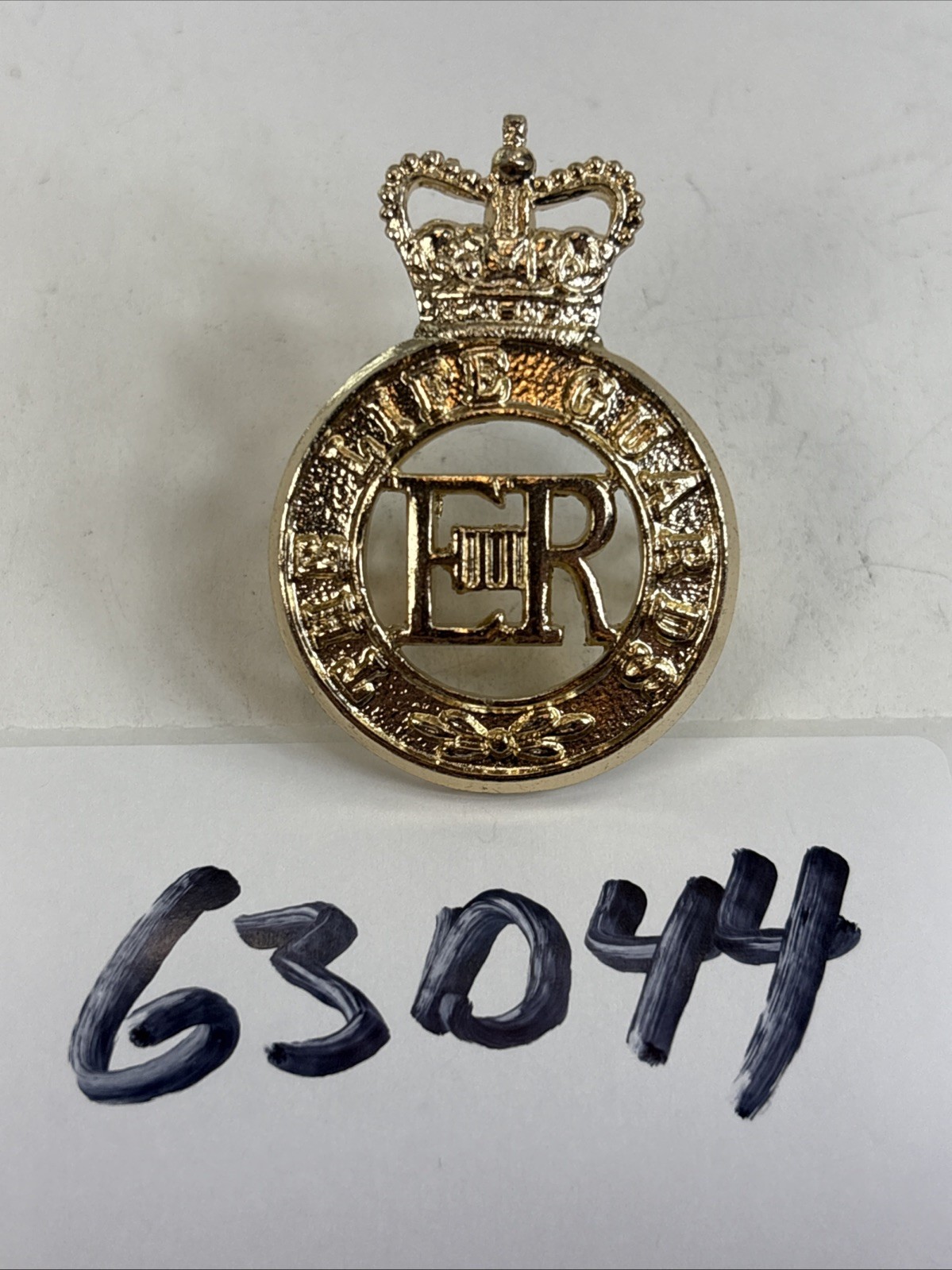British Army Life Guards Regiment ERII Cap Badge Hat Insignia 63D44 British Army Life Guards Regiment ERII Cap Badge Hat Insignia 63D44