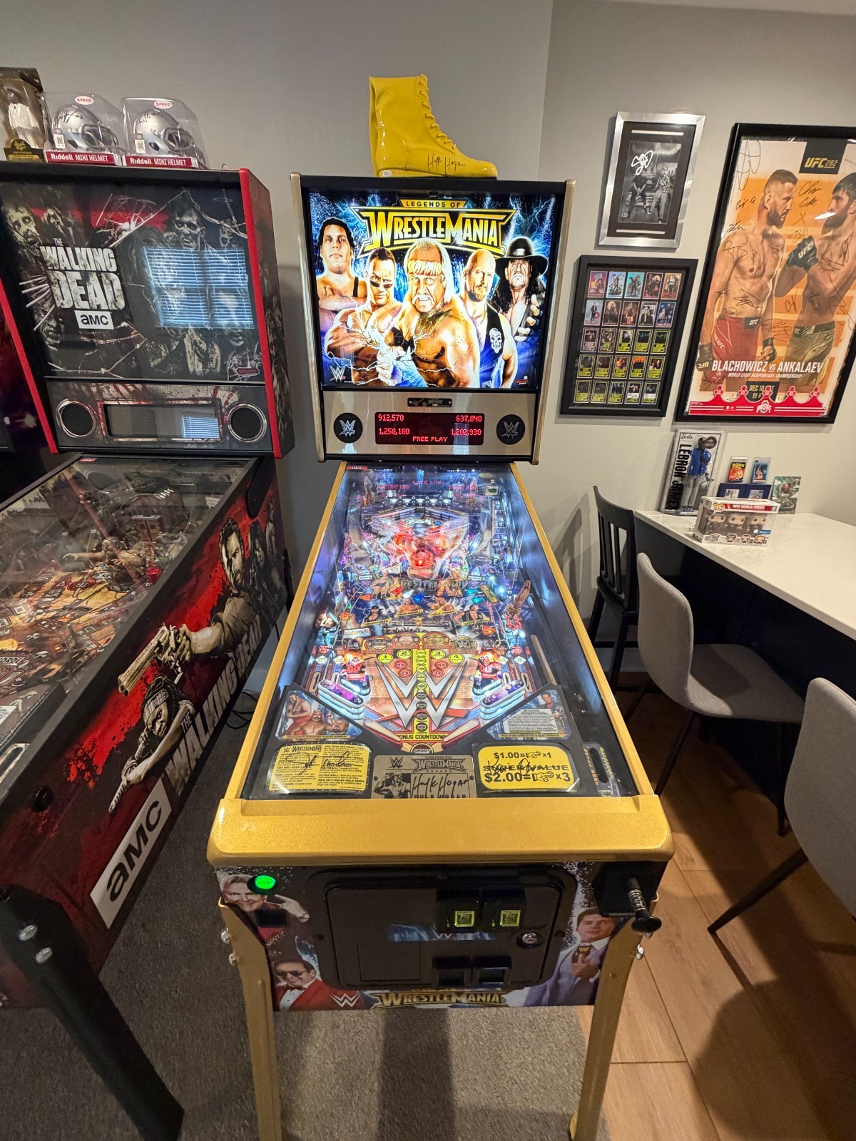 Stern WWE WrestleMania Limited Edition Pinball Machine #68 /400 Hulk Hogan Auto