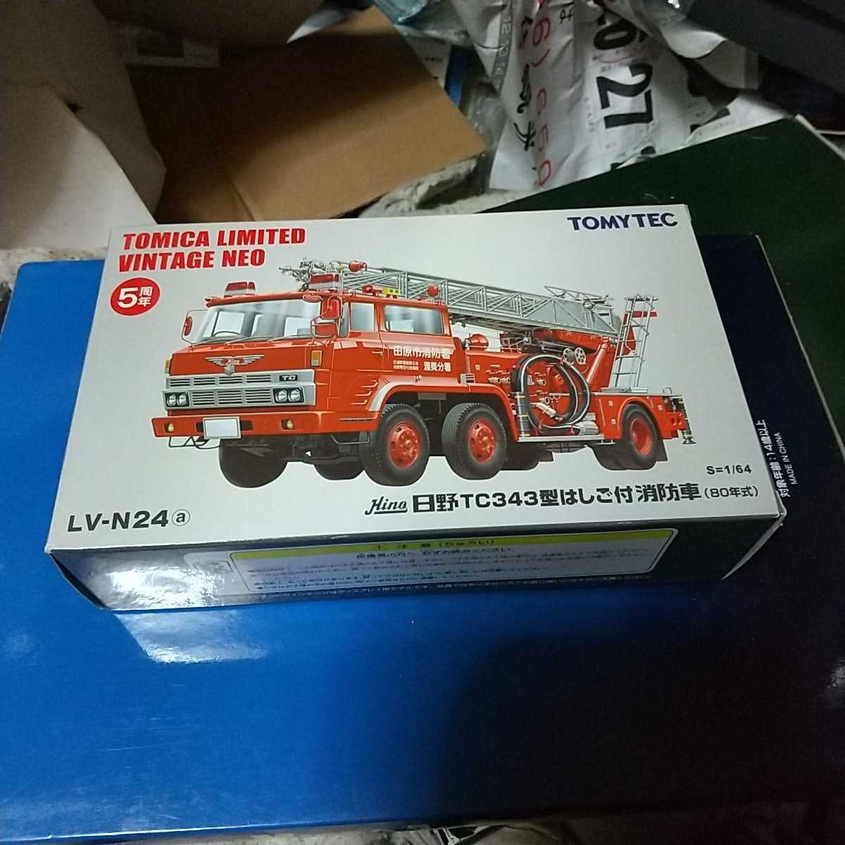 Takara Tomy Tomica Limited Vintage LV-N24a Hino TC343 Ladder Truck