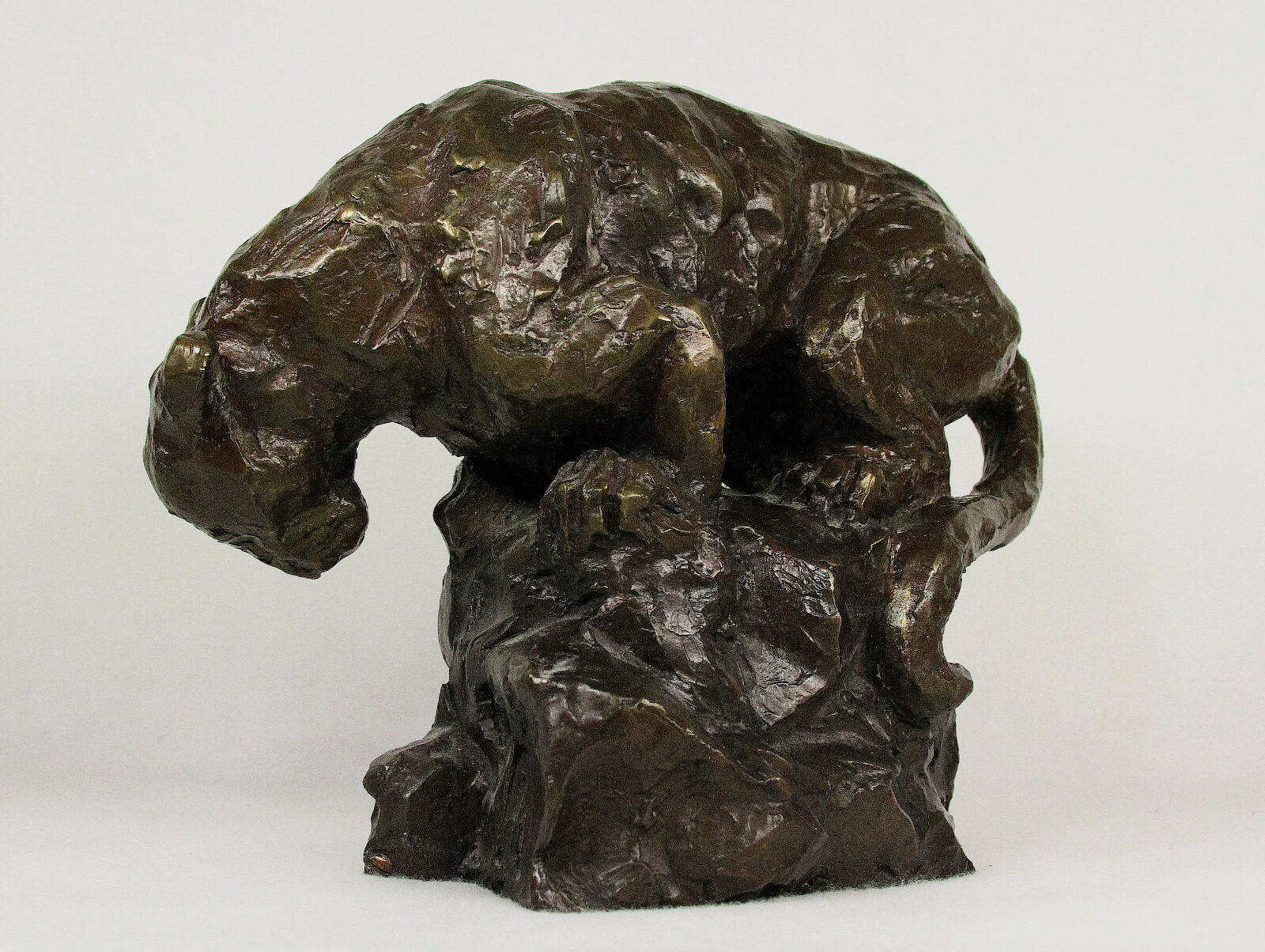 Gwen Harrison Lockhart (American 20th century) Cougar Signed Bronze Sculpture Gwen Harrison Lockhart (American 20th century) Cougar Signed Bronze Sculpture