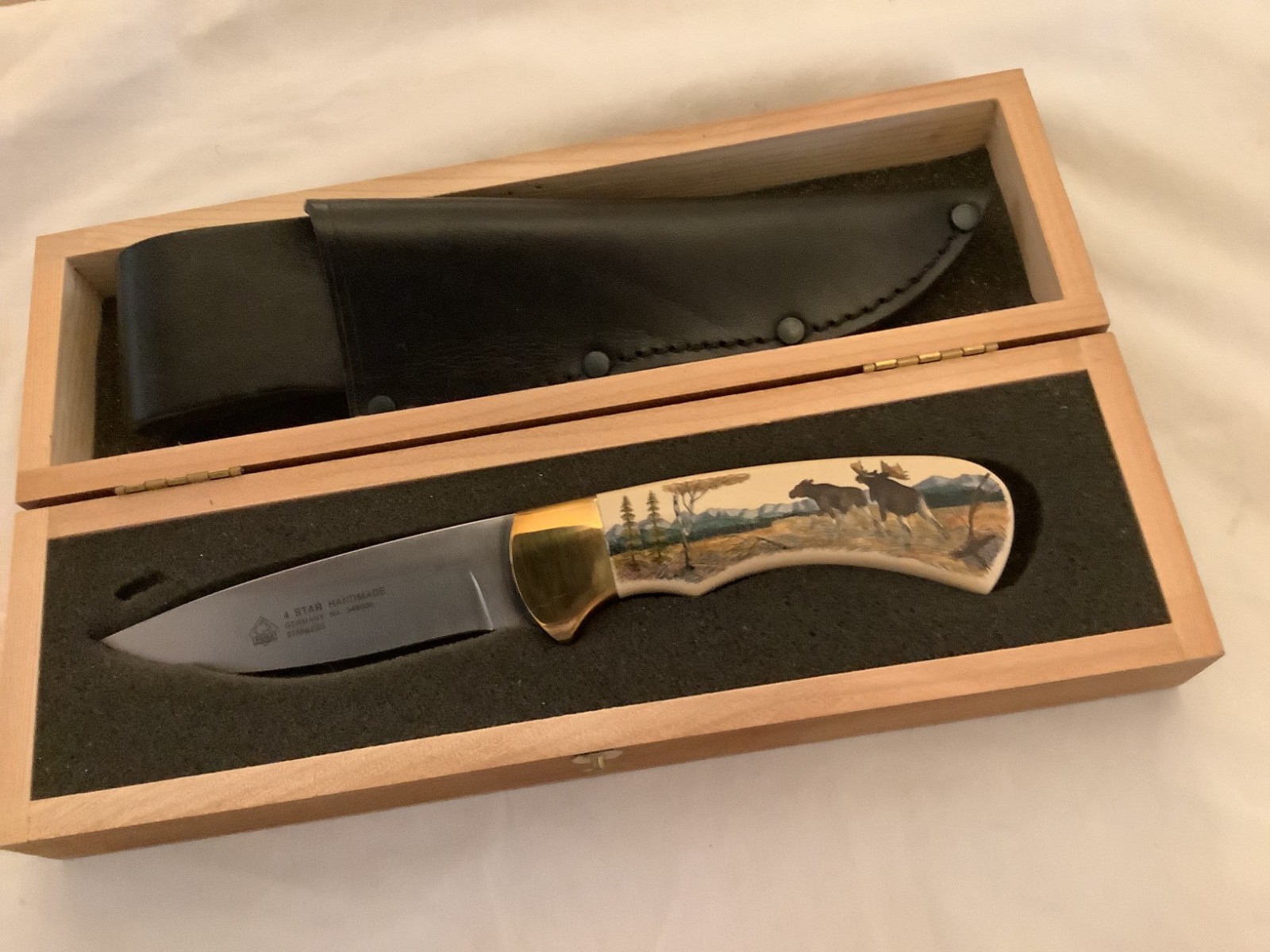 Puma American Wildlife color scrimshaw fixed blade.