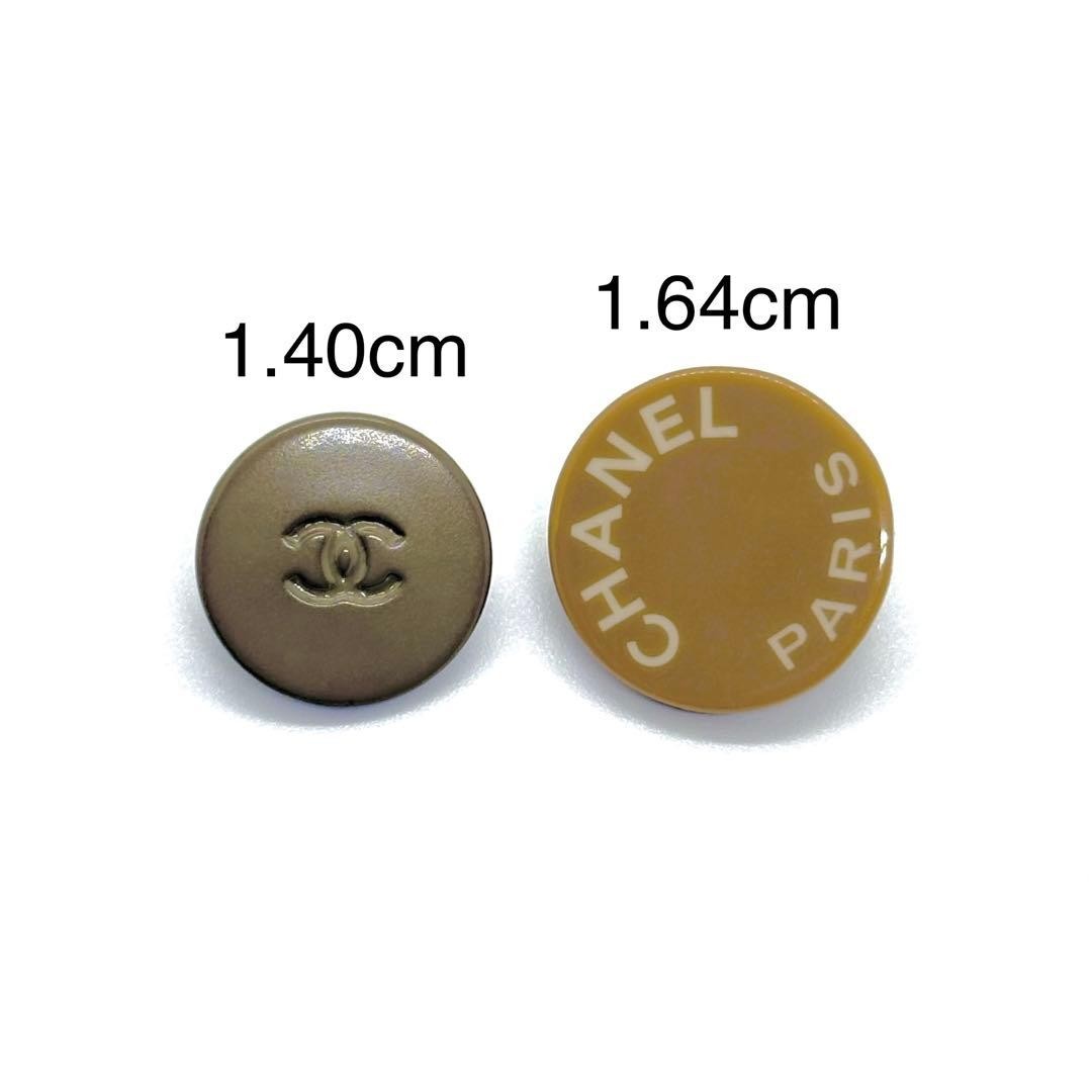 CHANEL vintage buttons (plastic) brown (14mm) and camel (16mm) set of 2 CHANEL vintage buttons (plastic) brown (14mm) and camel (16mm) set of 2