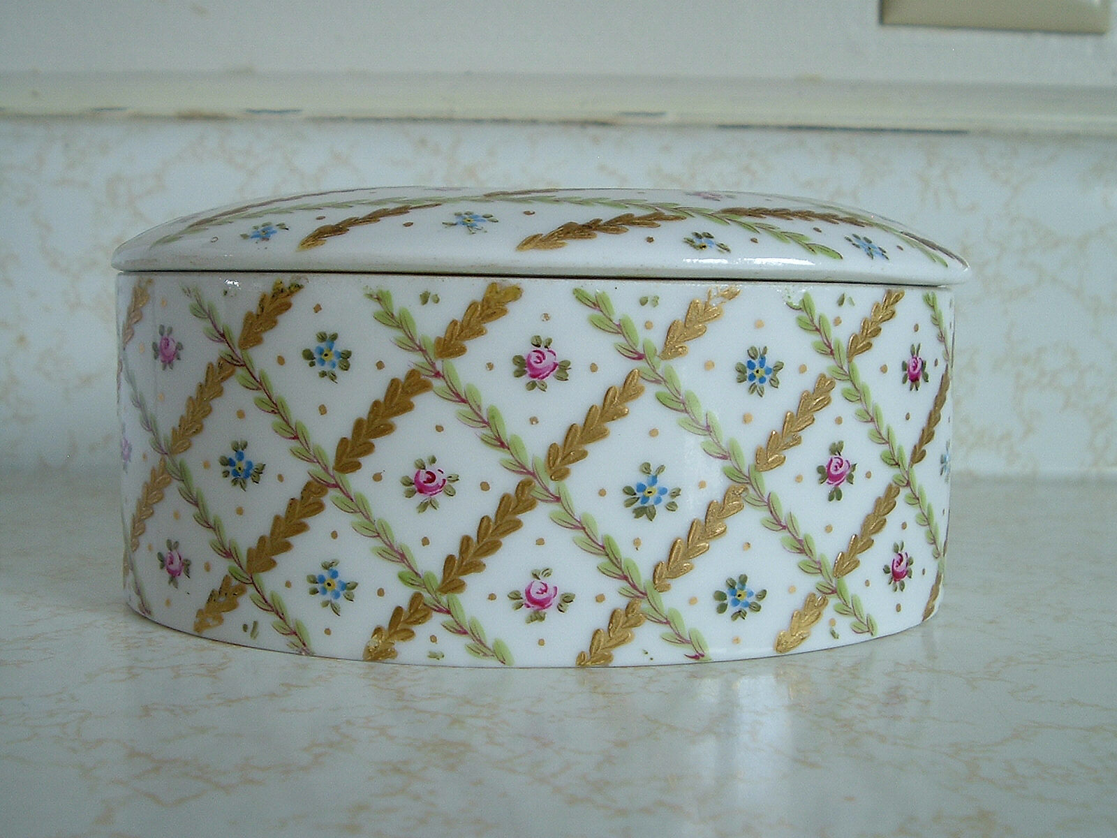 EARLY SEVRES SOFT PASTE PORCELAIN BOX 18th CENTURY 1759 1760 DATE LETTER G EARLY SEVRES SOFT PASTE PORCELAIN BOX 18th CENTURY 1759 1760 DATE LETTER G