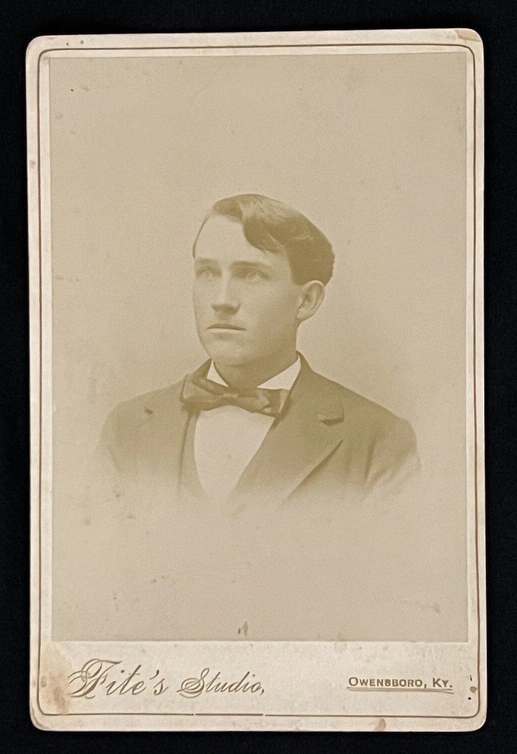 1867 FITES THOMAS EDISON *PRE-ROOKIE* CABINET CARD 1/1 (LONE JACK INVENTORS) 1867 FITES THOMAS EDISON *PRE-ROOKIE* CABINET CARD 1/1 (LONE JACK INVENTORS)