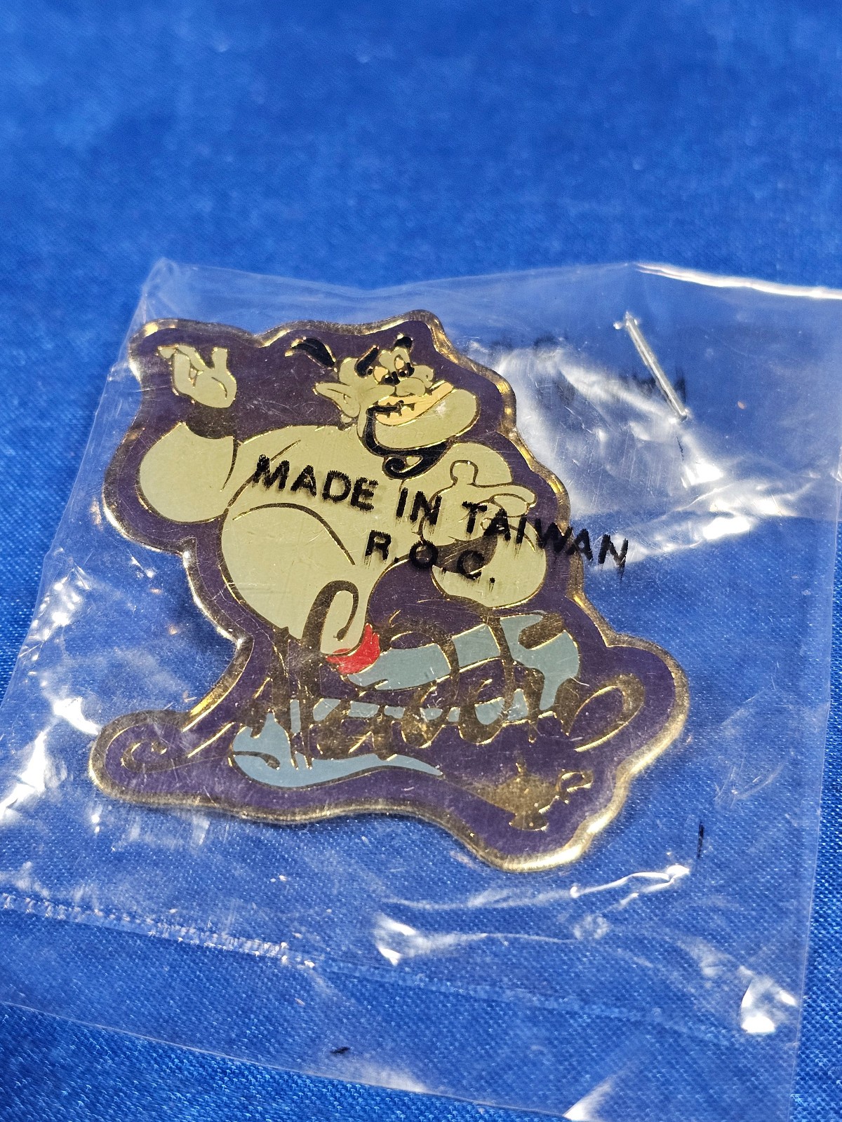 Authintic Disney Genie from Aladdin With Lamp Pin 1992 Rare Movie Theater Promo Authintic Disney Genie from Aladdin With Lamp Pin 1992 Rare Movie Theater Promo