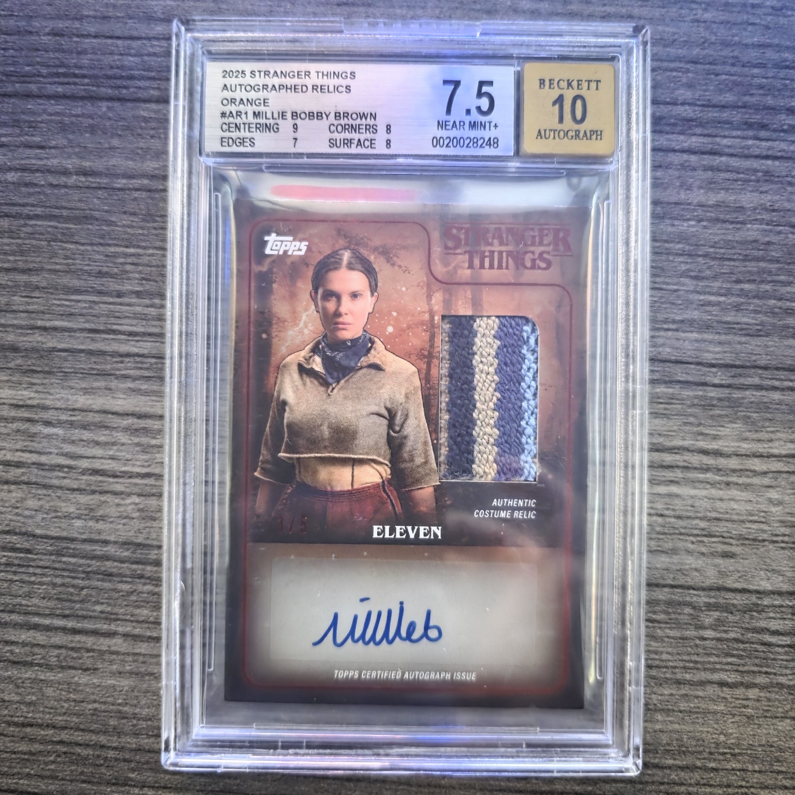 2025 Topps Stranger Things AR-1 Eleven Auto Costume Relic Orange /5 BGS 7.5/10