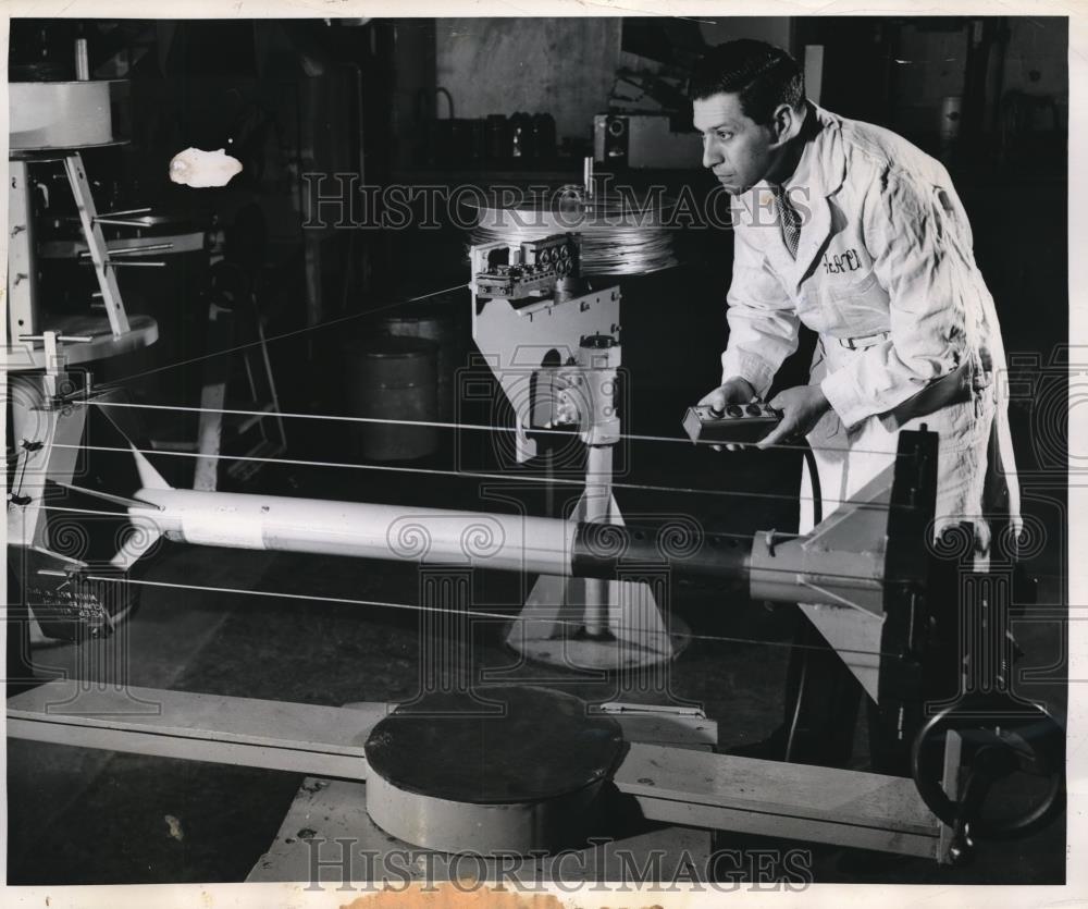 1953 Press Photo Westinghouse labs Dr ZM Shapiro & zirconium wire