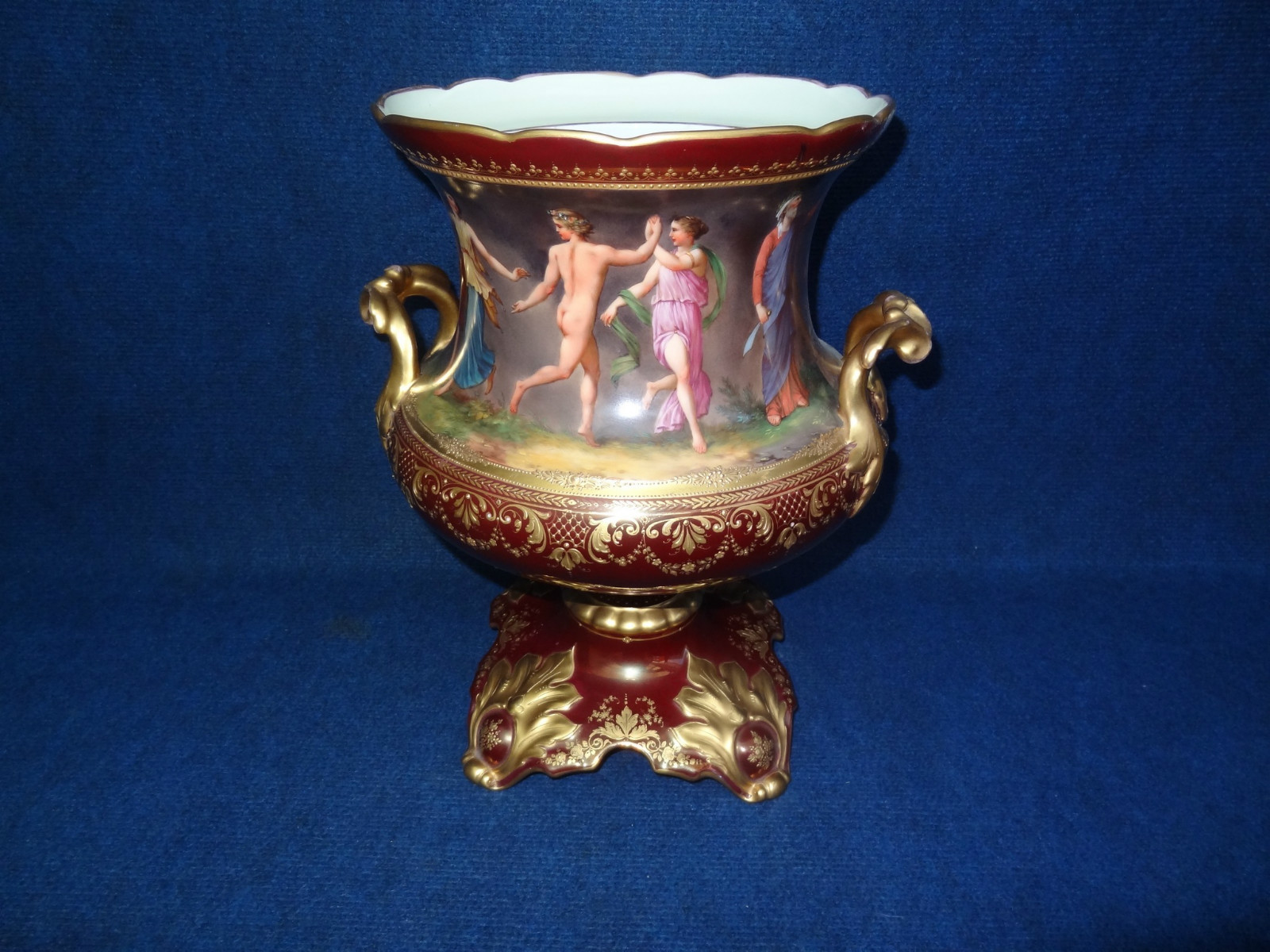 ROYAL VIENNA PORCELAIN CENTER PIECE URN WITH CONTINUOUS MYTHOLOGICAL SCENE 