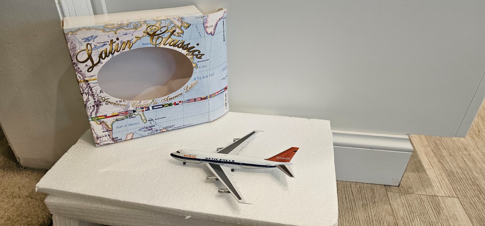Aeroclassics Viasa B747-273C 1:400 1970s Colors N749WA Aeroclassics Viasa B747-273C 1:400 1970s Colors N749WA