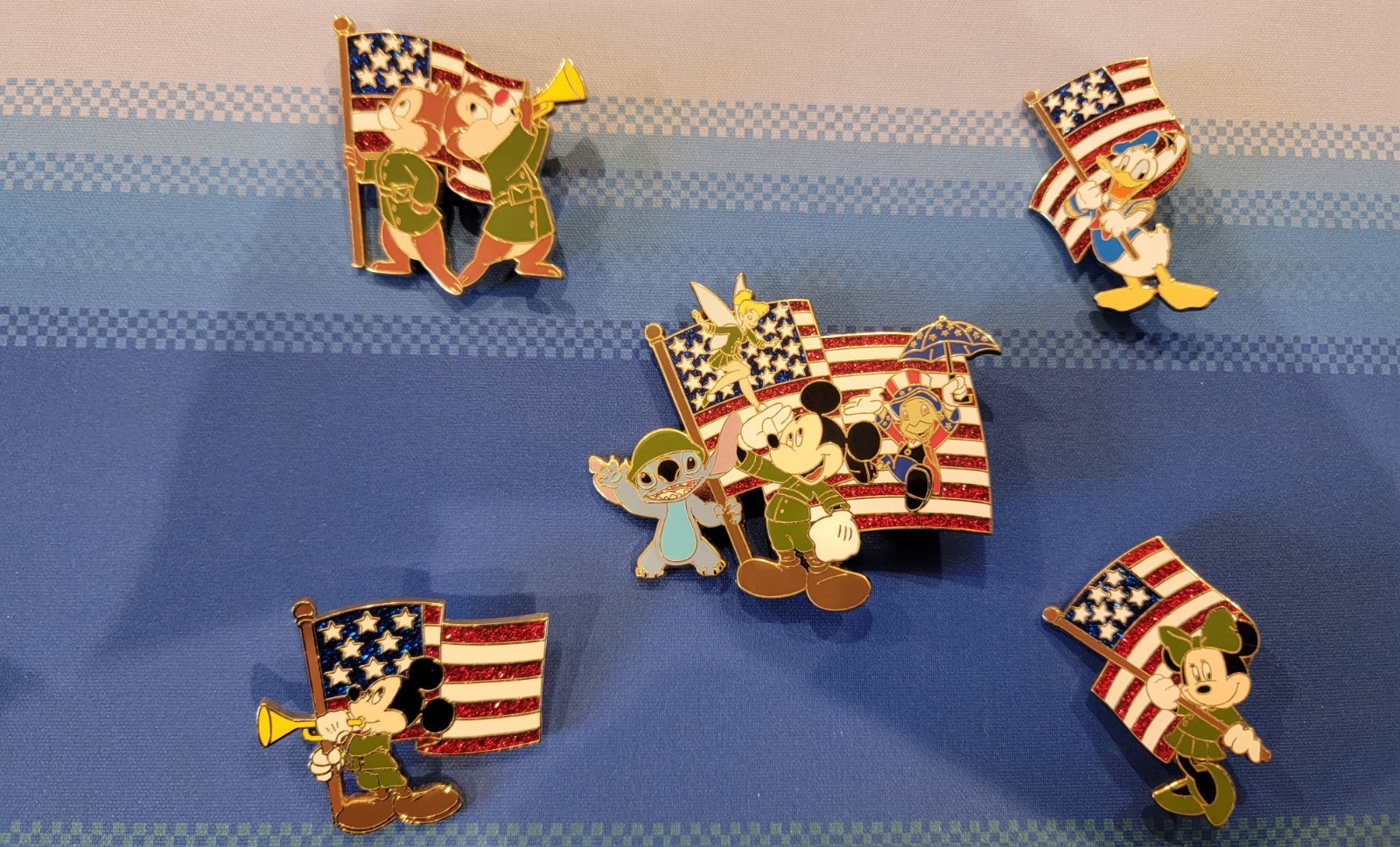 Complete Disney Shopping Pin Set LE 250 Military Carrying Flag Veterans Day 2009 Complete Disney Shopping Pin Set LE 250 Military Carrying Flag Veterans Day 2009