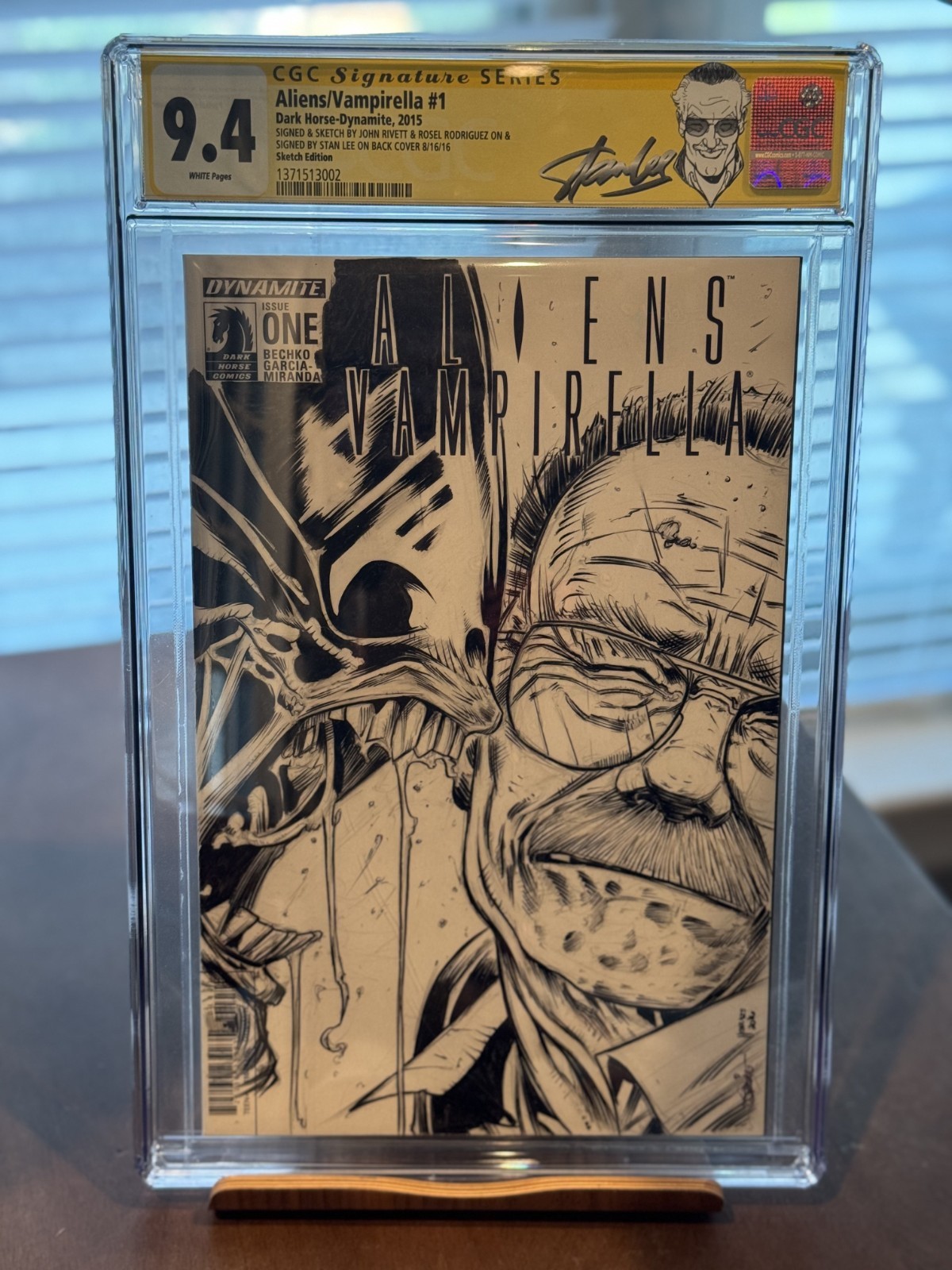 Aliens/Vampirella #1 CGC SS 9.4 Stan Lee SIGNED ONE OF A KIND Alien 3 HOMAGE WOW