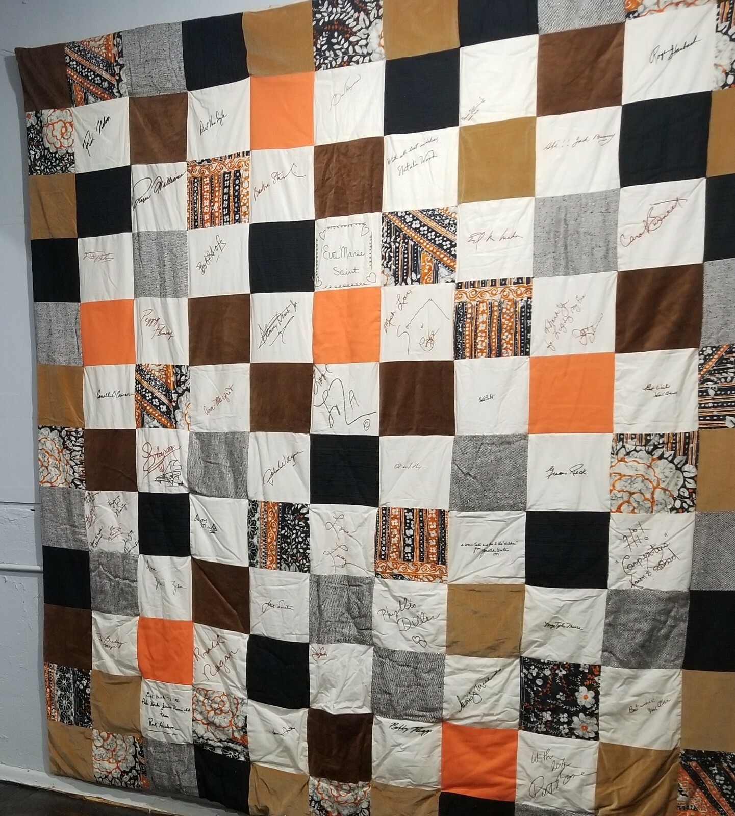 GENUINE CELEBRITY AUTOGRAPHS SIGNED VINTAGE HANDMADE PATCHWORK QUILT GENUINE CELEBRITY AUTOGRAPHS SIGNED VINTAGE HANDMADE PATCHWORK QUILT