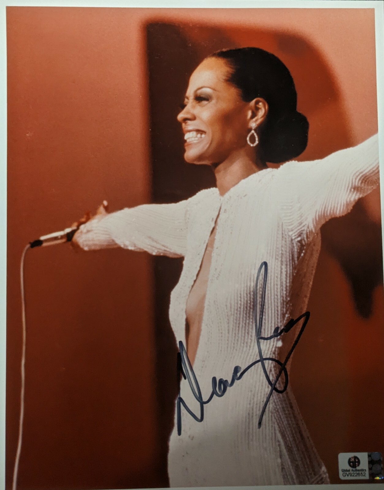 Diana Ross Signed Autograph 8x10 COA. Diana Ross Signed Autograph 8x10 COA.
