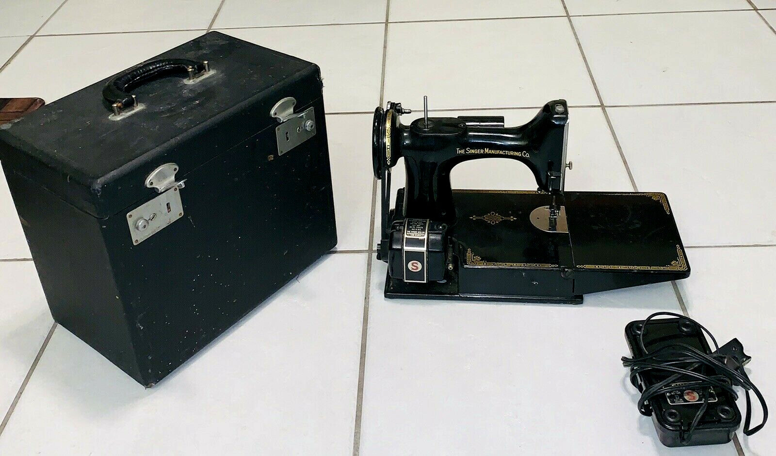 ANTIQUE 1950 SINGER SEWING MACHINE FEATHERWEIGHT MODEL 221 - 1 SER# AJ365218 ANTIQUE 1950 SINGER SEWING MACHINE FEATHERWEIGHT MODEL 221 - 1 SER# AJ365218