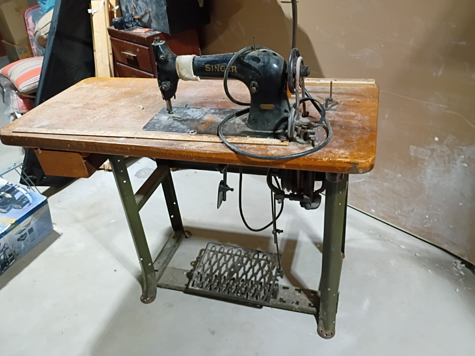 Singer industrial sewing machine model 31-15 Singer industrial sewing machine model 31-15