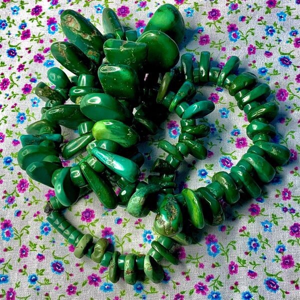 1890s Old Santo Domingo Pueblo Style GREASY Green HEISHI Turquoise Tab Necklace