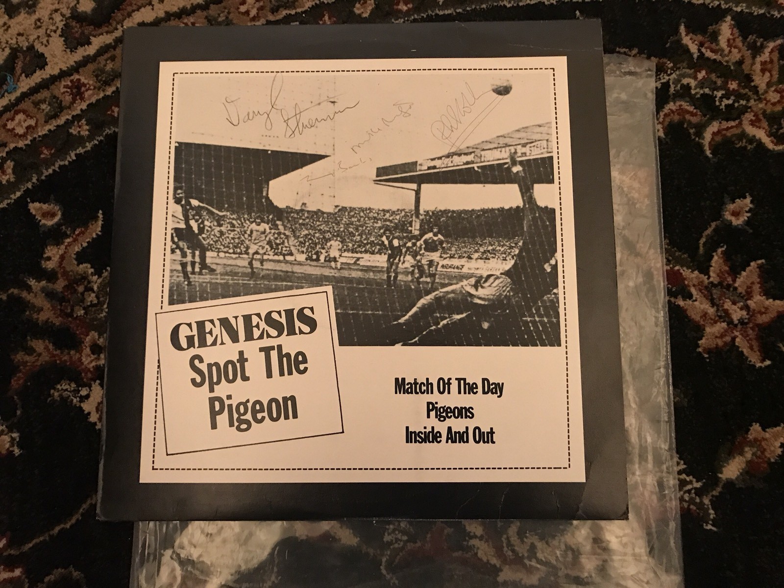 GENESIS - SPOT THE PIGEON AUTOGRAPHED / SIGNED ALBUM ( CD ) BY ALL PHIL COLLINS GENESIS - SPOT THE PIGEON AUTOGRAPHED / SIGNED ALBUM ( CD ) BY ALL PHIL COLLINS