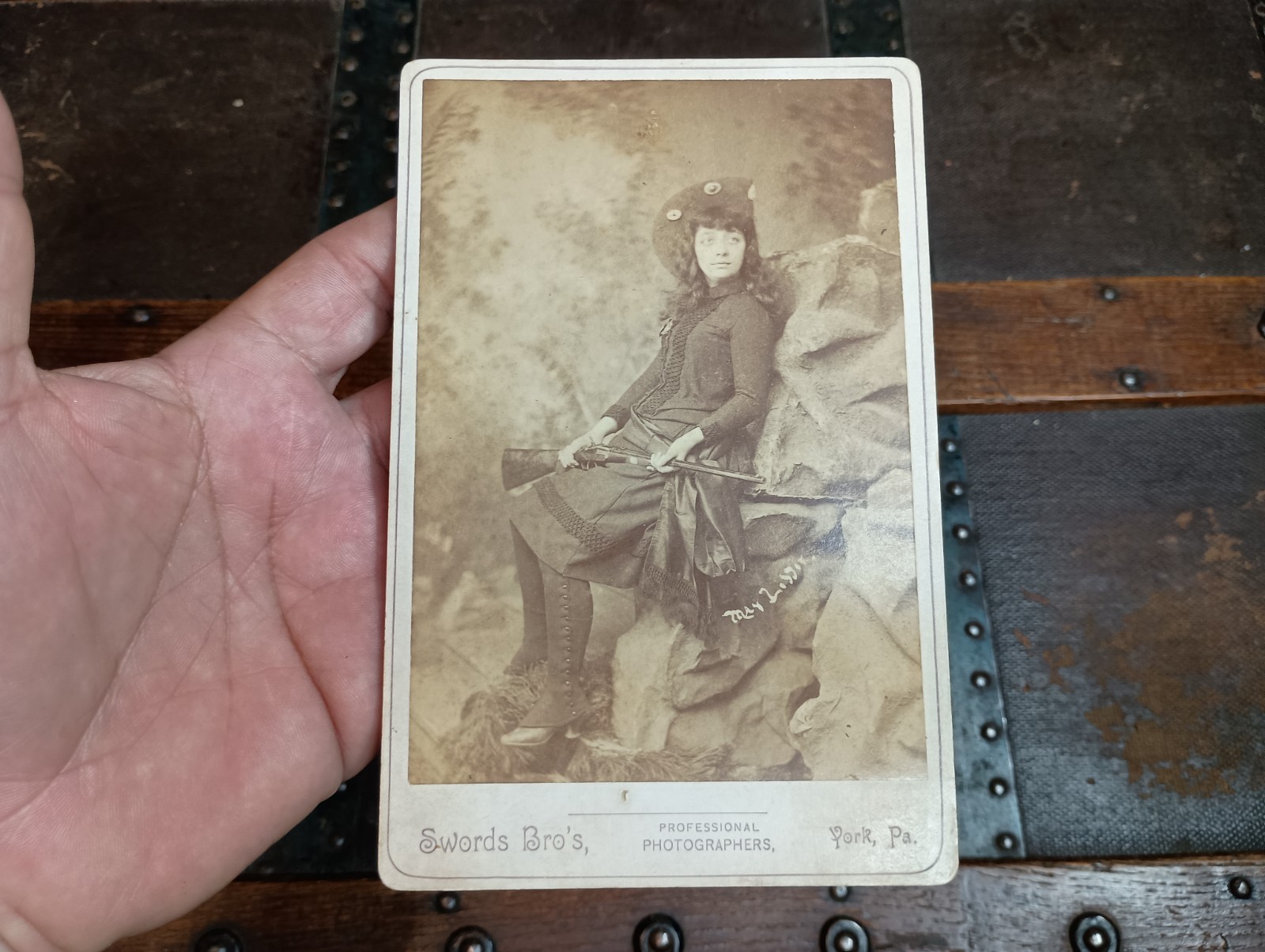Rare 1880s Cabinet Card Photo Of May Lillie With Rifle - Pawnee Bills Wife 