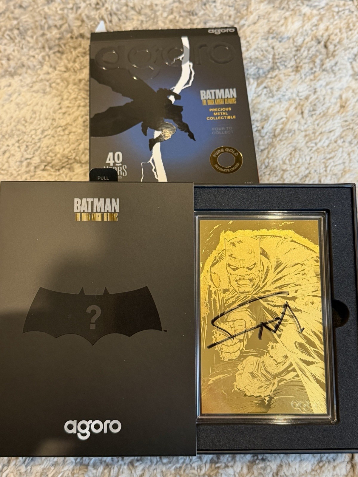 2026 Agoro BATMAN DARK KNIGHT RETURNS Gold Chaser Signed By Frank Miller #1/40 2026 Agoro BATMAN DARK KNIGHT RETURNS Gold Chaser Signed By Frank Miller #1/40