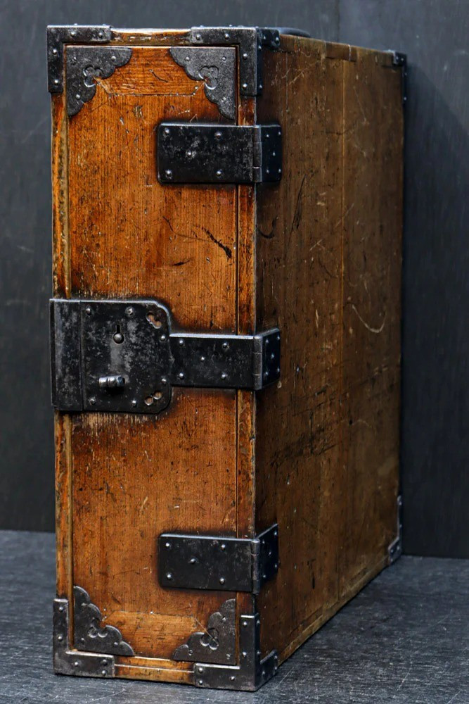EDO period Japanese wooden safe box Hand-carry chest Lock Cedar h17.9 EDO period Japanese wooden safe box Hand-carry chest Lock Cedar h17.9