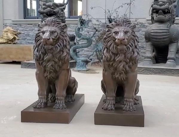 BEAUTIFUL PAIR OF SEATED BRONZE ESTATE LIONS - TF59 BEAUTIFUL PAIR OF SEATED BRONZE ESTATE LIONS - TF59