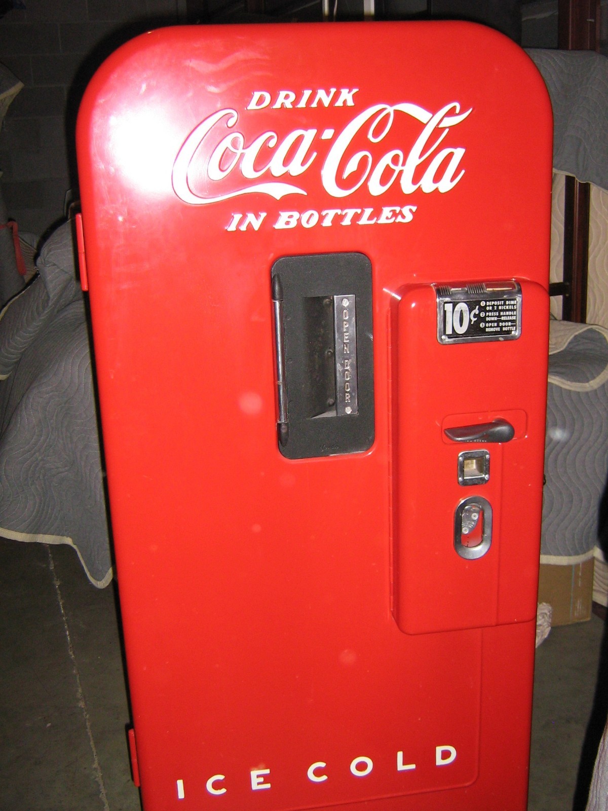 Beautifully Restored Antique Coca-Cola Machine Vendo V39 Circa 1949 Beautifully Restored Antique Coca-Cola Machine Vendo V39 Circa 1949
