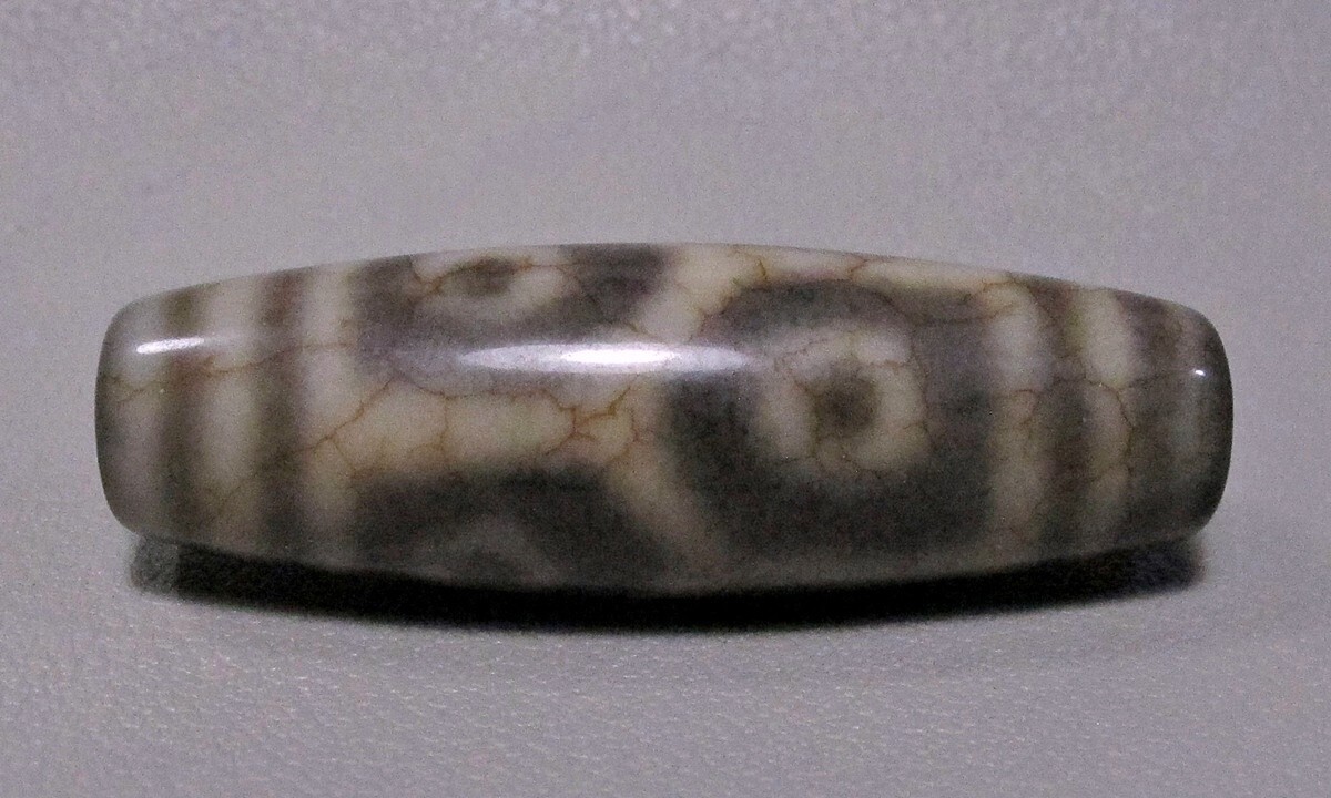 Authentic Rare Tibetan 6-Eye Dzi Bead Agate Stone Amulet Temple-Blessed Artifact Authentic Rare Tibetan 6-Eye Dzi Bead Agate Stone Amulet Temple-Blessed Artifact