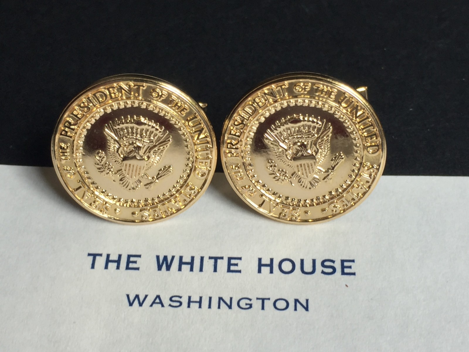 JOHN F KENNEDY -14K GOLD PRESIDENTIAL CUFFLINKS GIVEN TO VIP- WHITE HOUSE-ISSUE JOHN F KENNEDY -14K GOLD PRESIDENTIAL CUFFLINKS GIVEN TO VIP- WHITE HOUSE-ISSUE