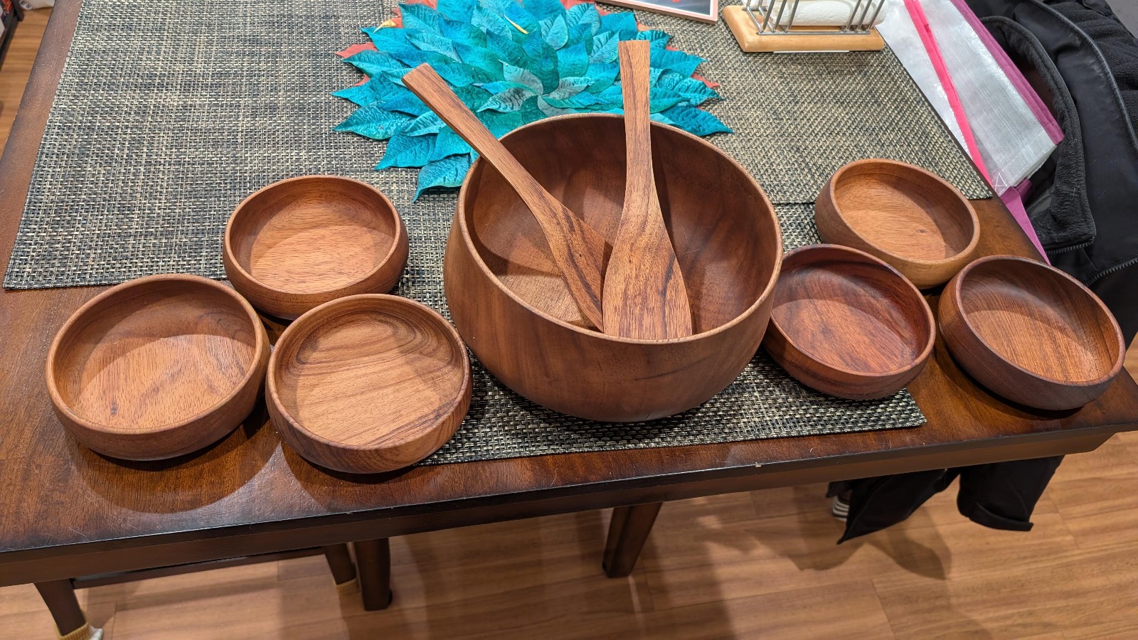 9-piece pure KOA salad set. Magnificent by Dan Deluz