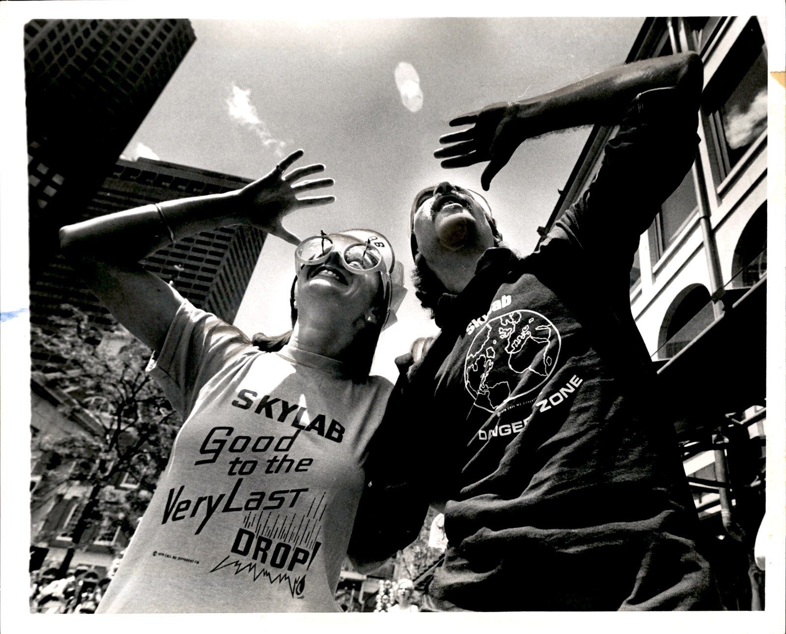 LD274 1979 Orig Ted Gartland Photo COUPLE WATCH SKYLAB DEBRIS ENTER ATMOSPHERE LD274 1979 Orig Ted Gartland Photo COUPLE WATCH SKYLAB DEBRIS ENTER ATMOSPHERE