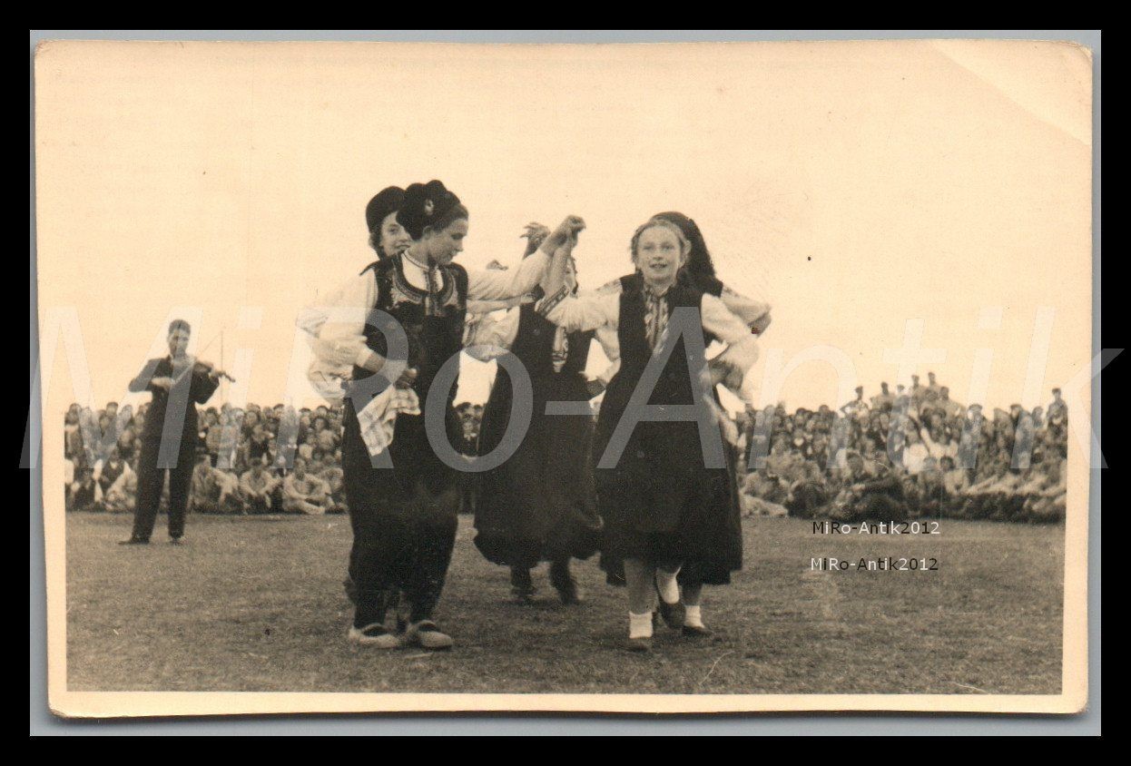 Photo WW2 Fallsch.jäg. H.Kalishwsky, Bulgarian folk dance in costume, L289L Photo WW2 Fallsch.jäg. H.Kalishwsky, Bulgarian folk dance in costume, L289L