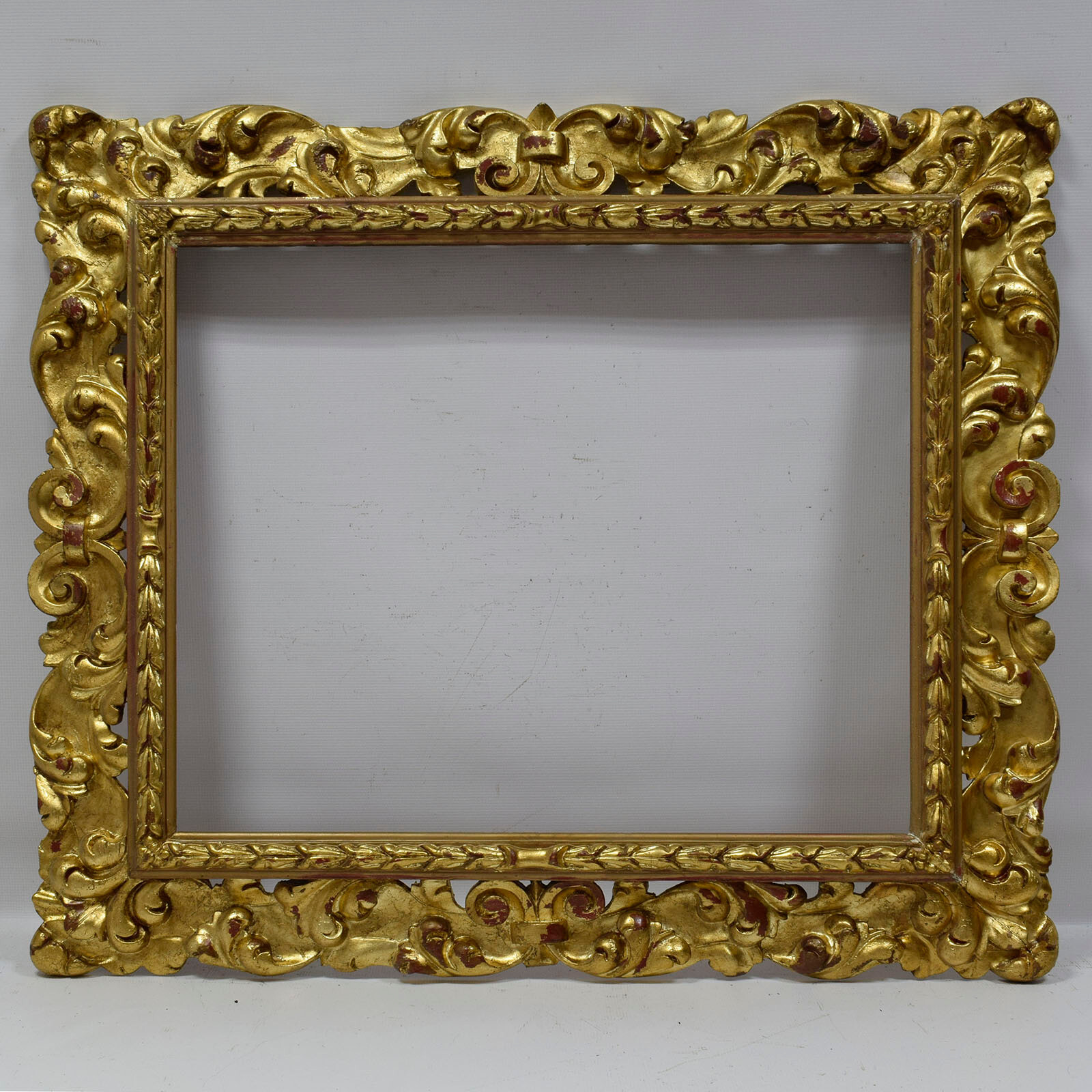 Ca. 1850-1900 Old wooden Carved Florentine openwork frame Internal 26.5x22.4 Ca. 1850-1900 Old wooden Carved Florentine openwork frame Internal 26.5x22.4